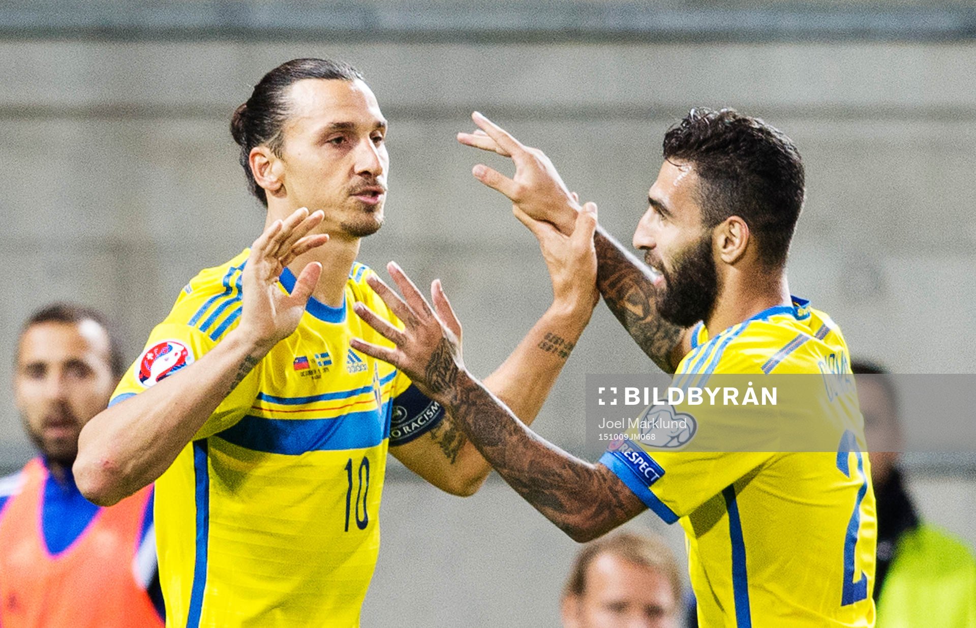 Sveriges Zlatan Ibrahimovic och Jimmy Durmaz jublar