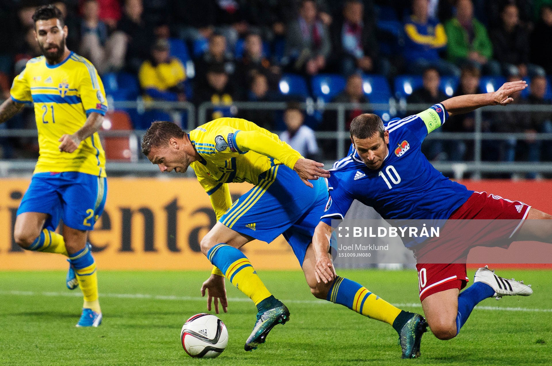 Sveriges Marcus Berg tar sig förbi Liechtensteins Mario
