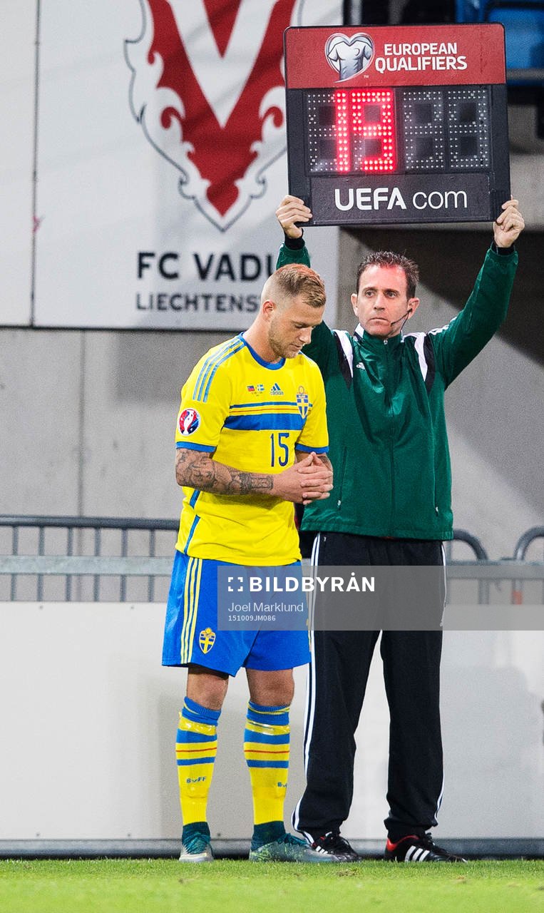 Sveriges John Guidetti när han byts in under fotbollsmatchen i EM-kvalet mellan Liechtenstein och Sverige den 9 oktober 2015 i Vaduz.