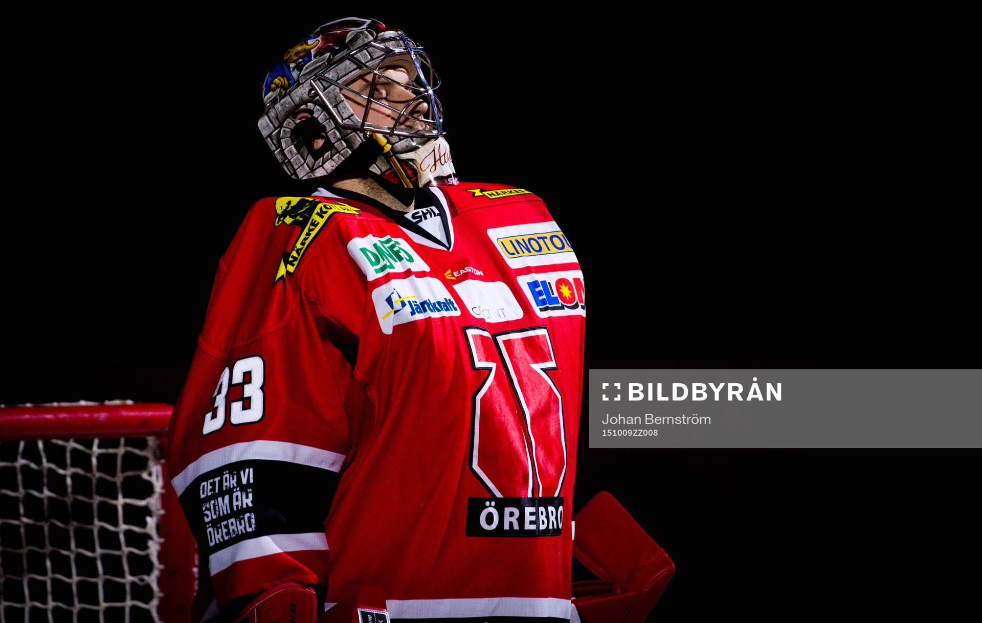 Örebros målvakt Julius Hudacek blundar