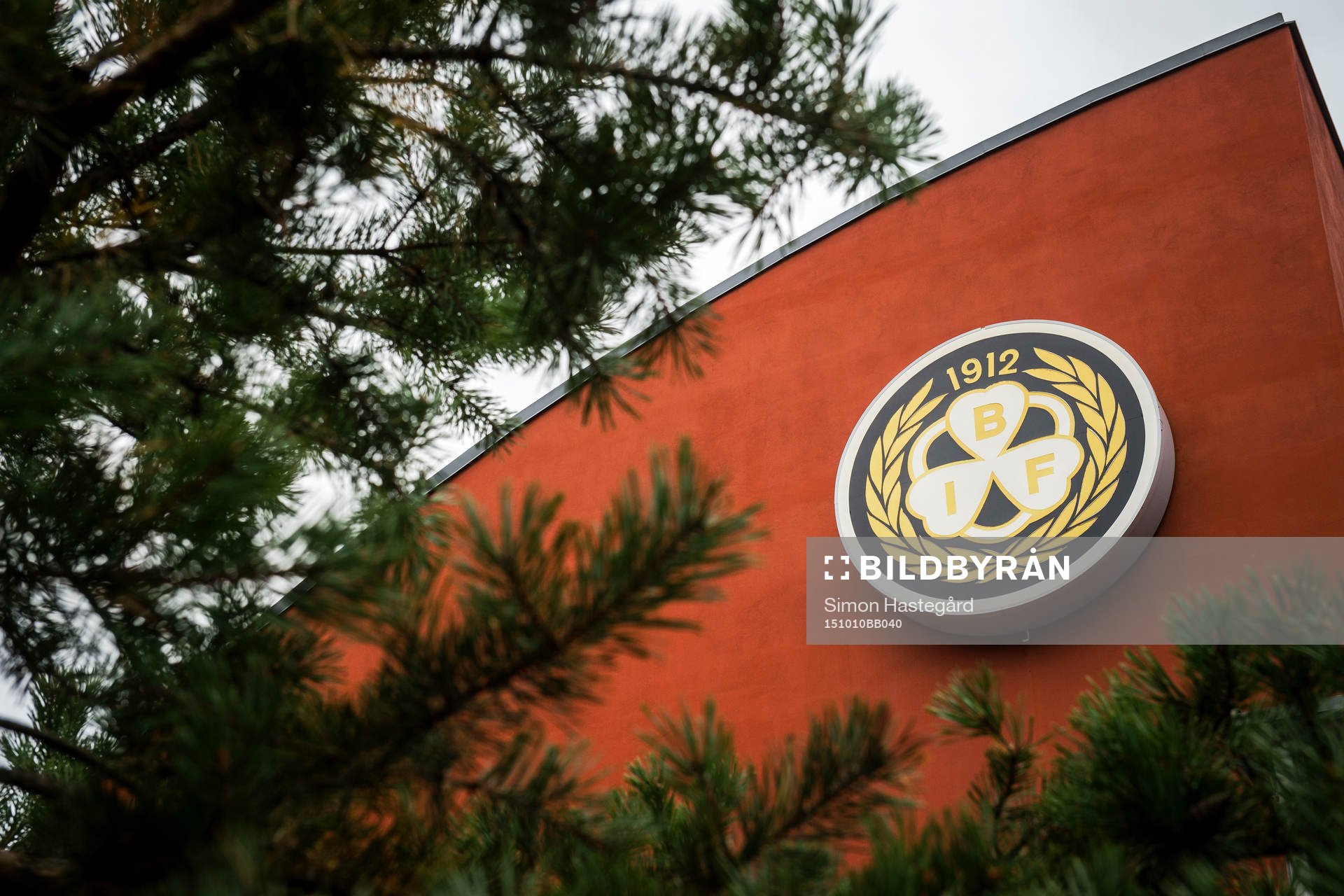 Brynäs emblem på fasaden till Gavlerinken Arena före