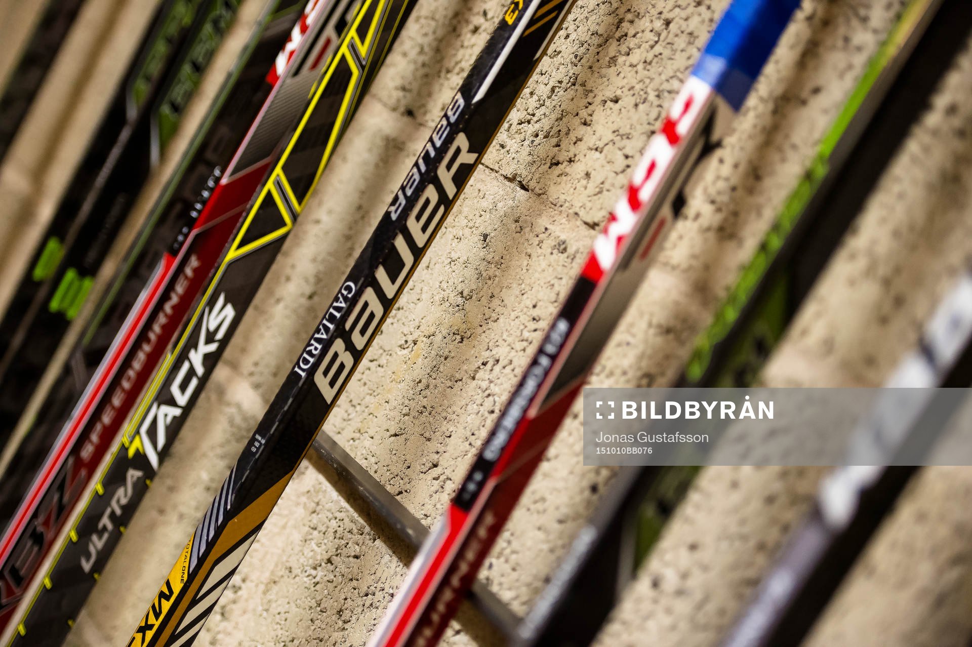 Ishockeyklubbor utanför ett omklädningsrum