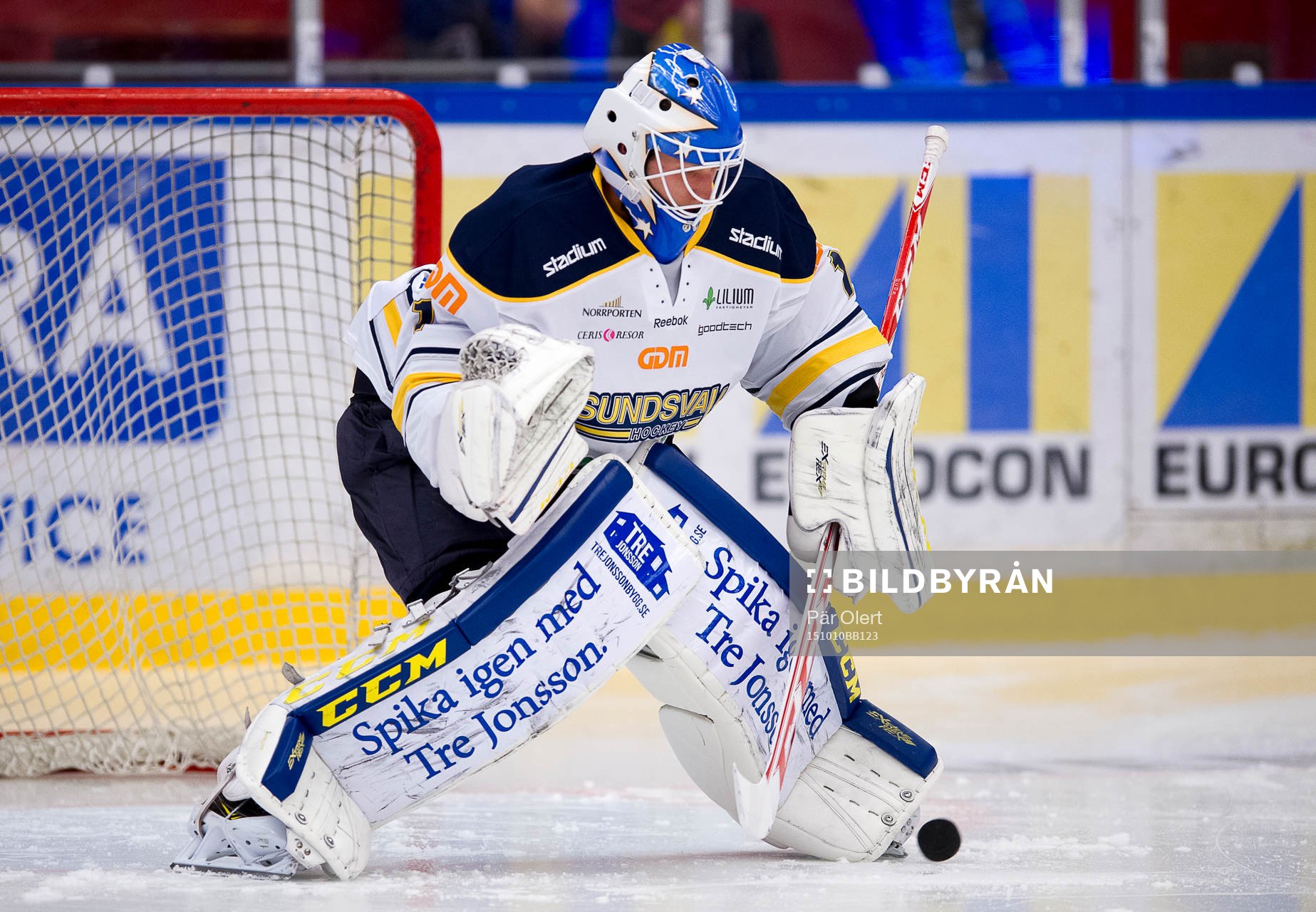 Sundsvall målvakt Magnus Åkerlund innan ishockeymatchen i