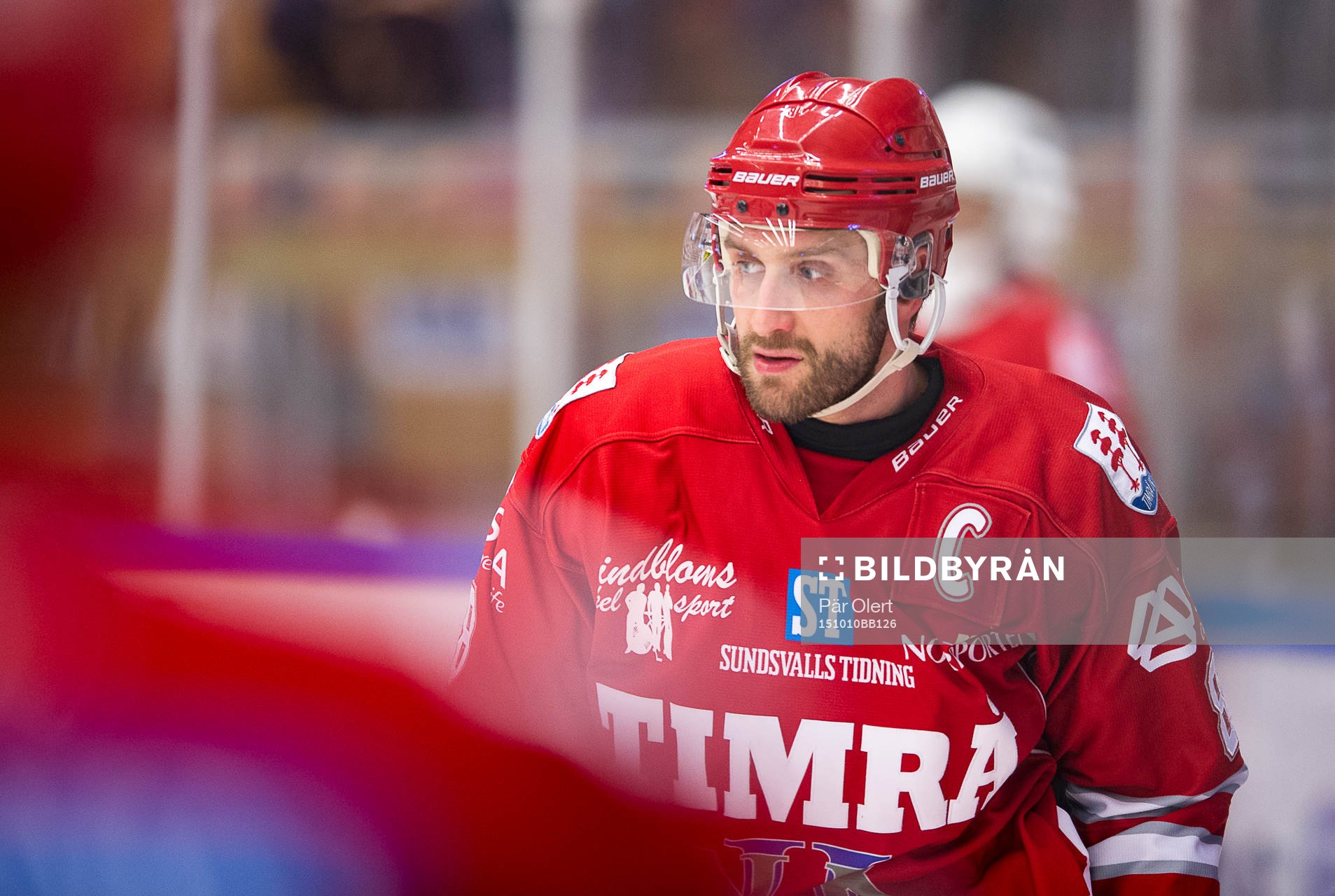 Timrås Per Hallin värmer upp innan ishockeymatchen i