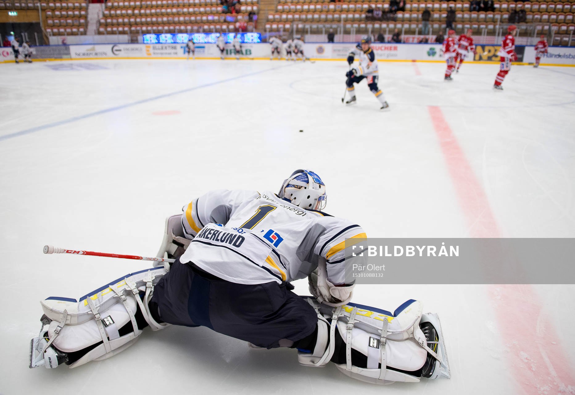 Sundsvall målvakt Magnus Åkerlund värmer upp  innan