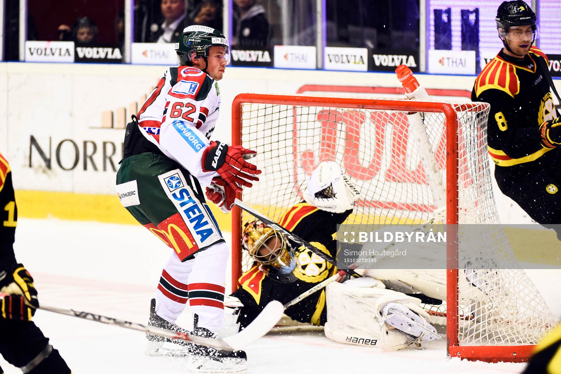 Frölundas Artturi Lehkonen åker in i Brynäs målvakt