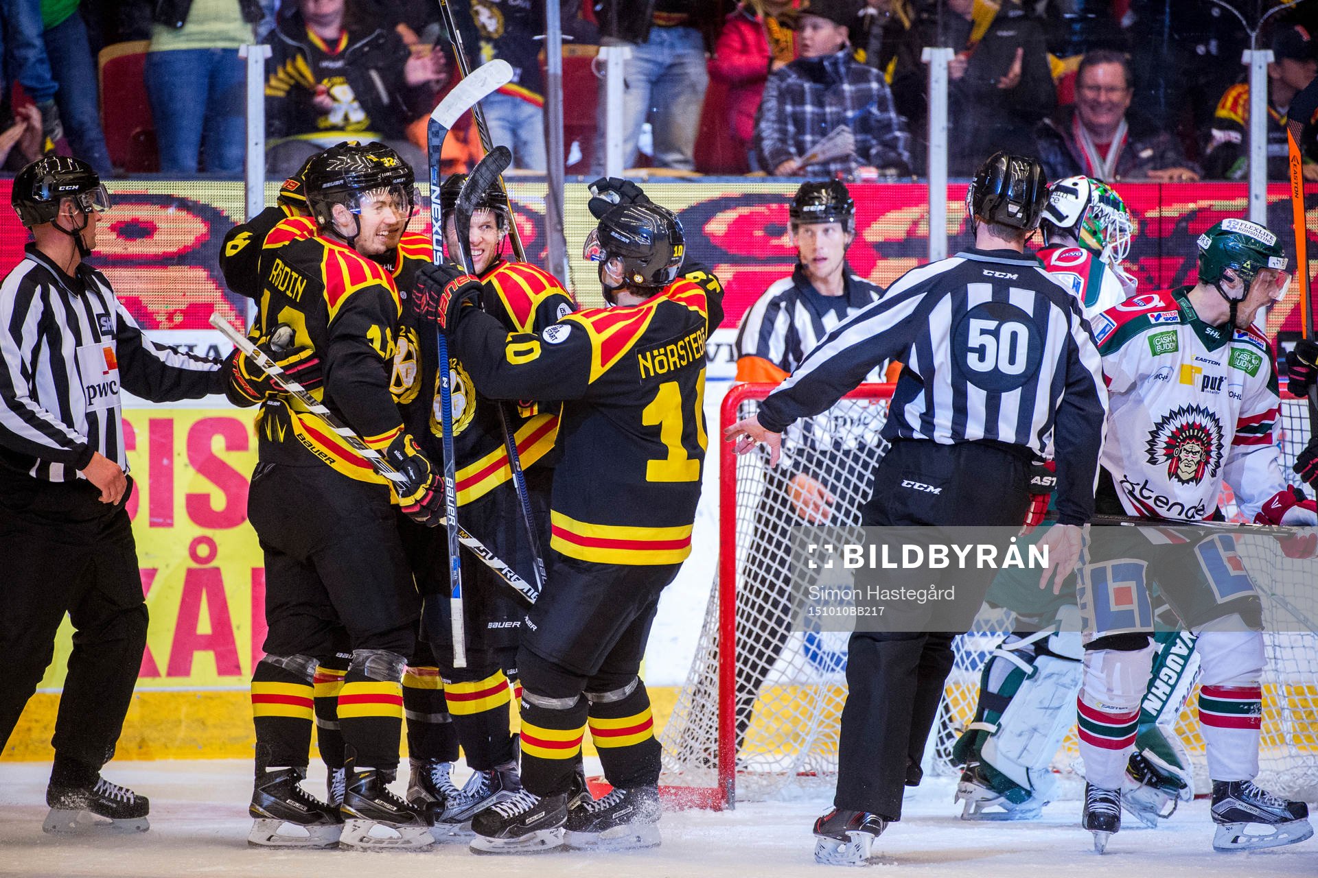 Brynäs Anton Rödin och Greg Scott jublar