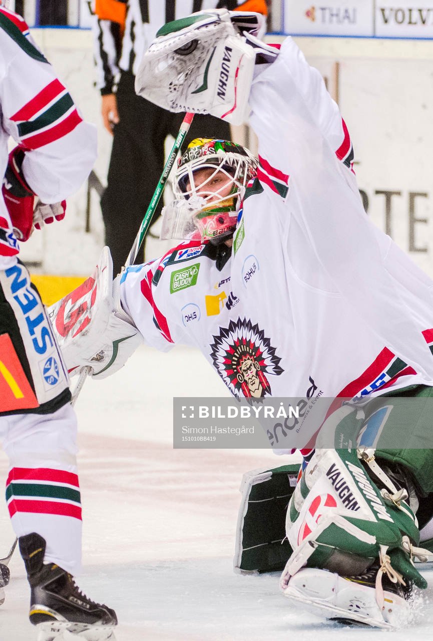 Frölundas målvakt Johan Gustafsson räddar skott