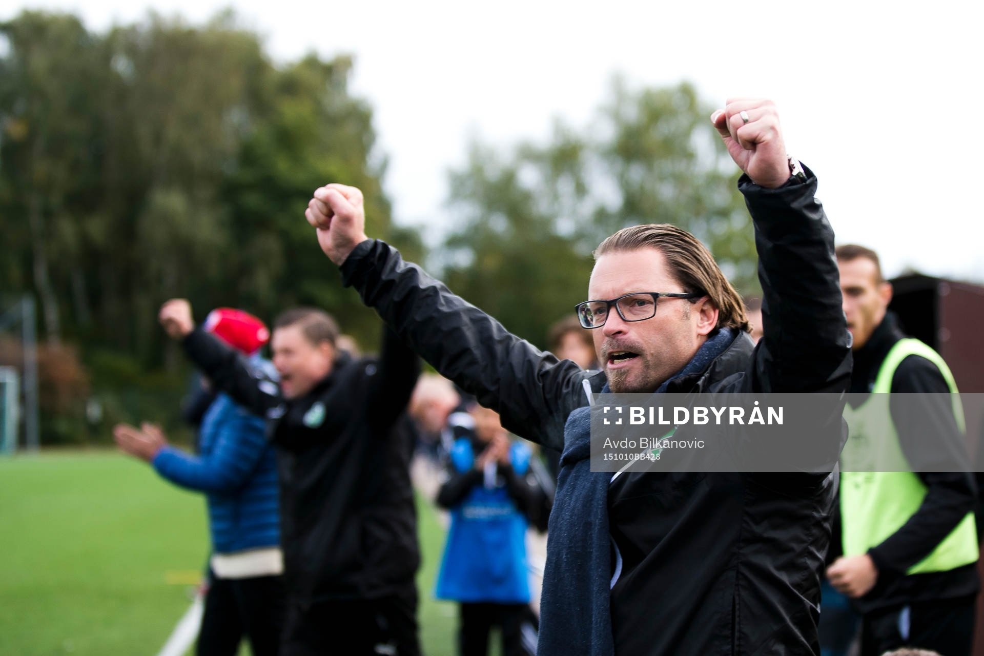 Högaborgs tränare Joakim Persson jublar efter slutsignalen under fotbollsmatchen i Div. 2 Västra Götaland mellan Högaborg BK och Tenhult IF den 10 oktober 2015 i Helsingborg