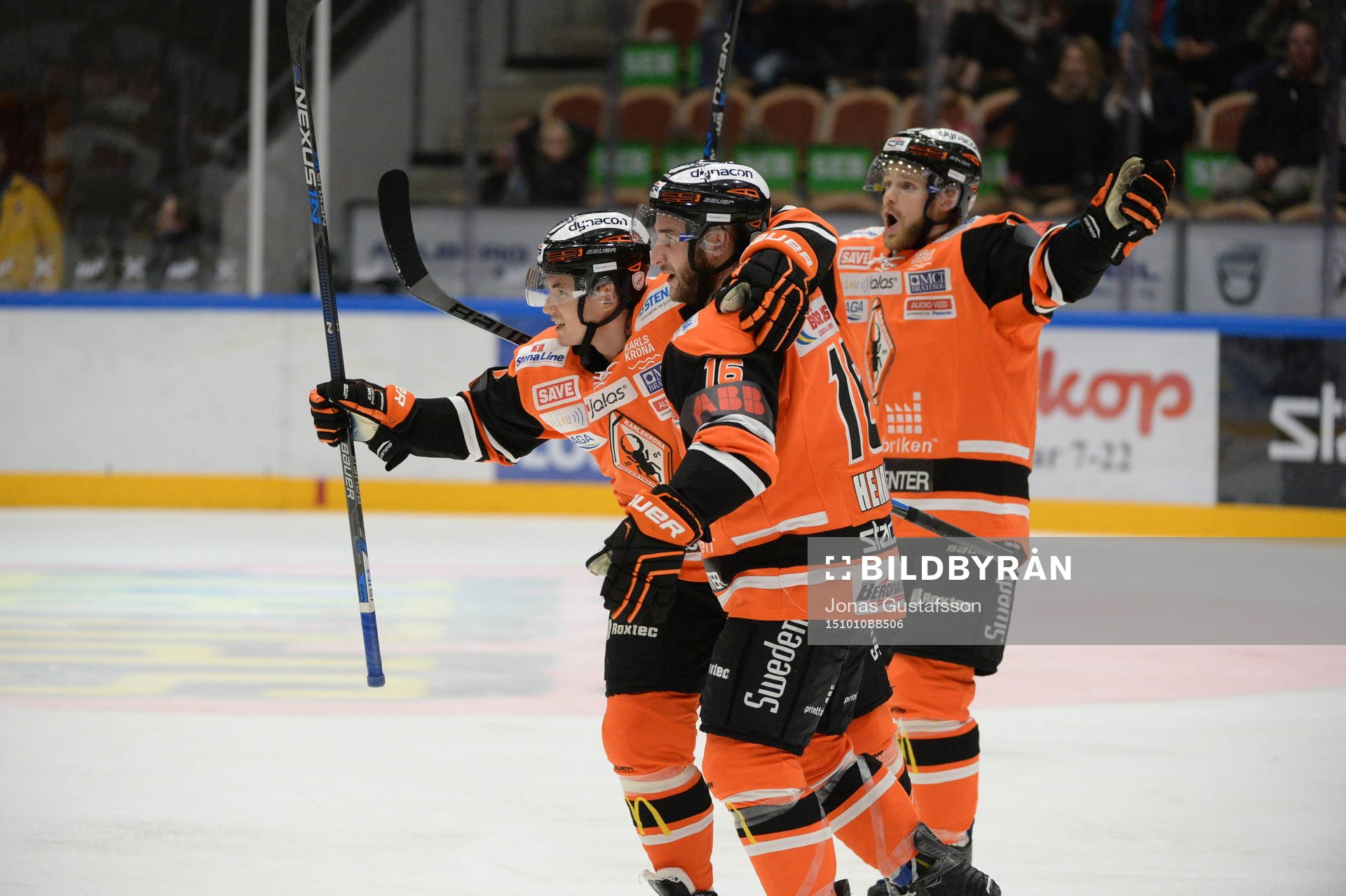 Karlskronas Filip Cruseman  har gjort 2-2 . (obs ej med på