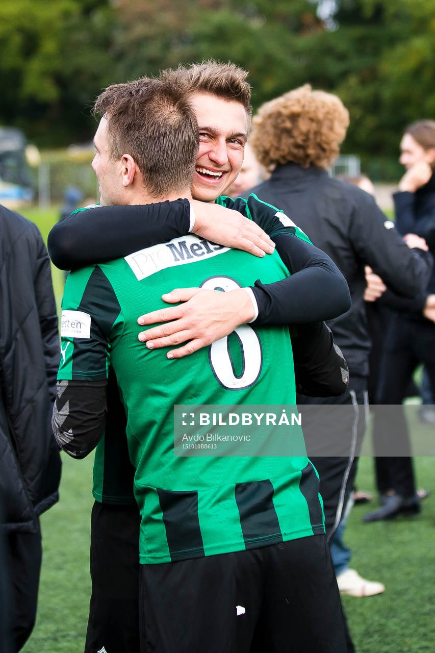Högaborgs Filip Saganovski och Maciej Bszko jublar