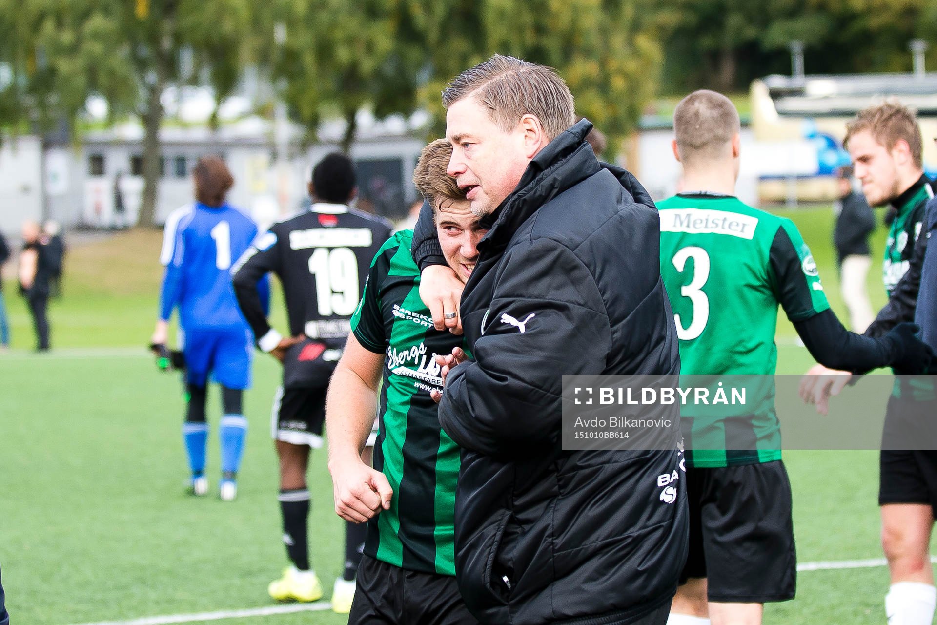 Högaborgs Filip Saganovski kramas av tränaren