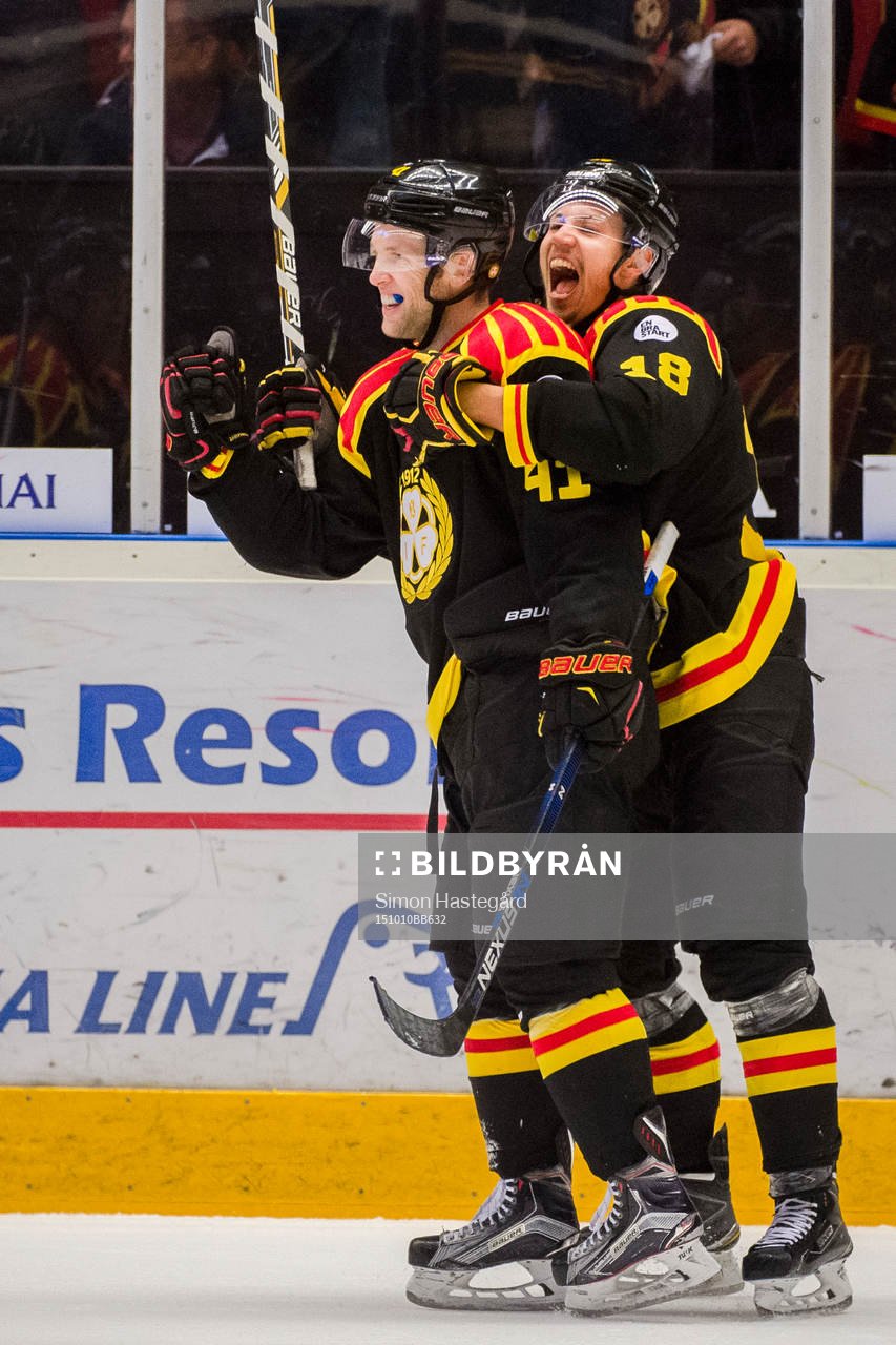 Brynäs Greg Scott och Anton Rödin jublar