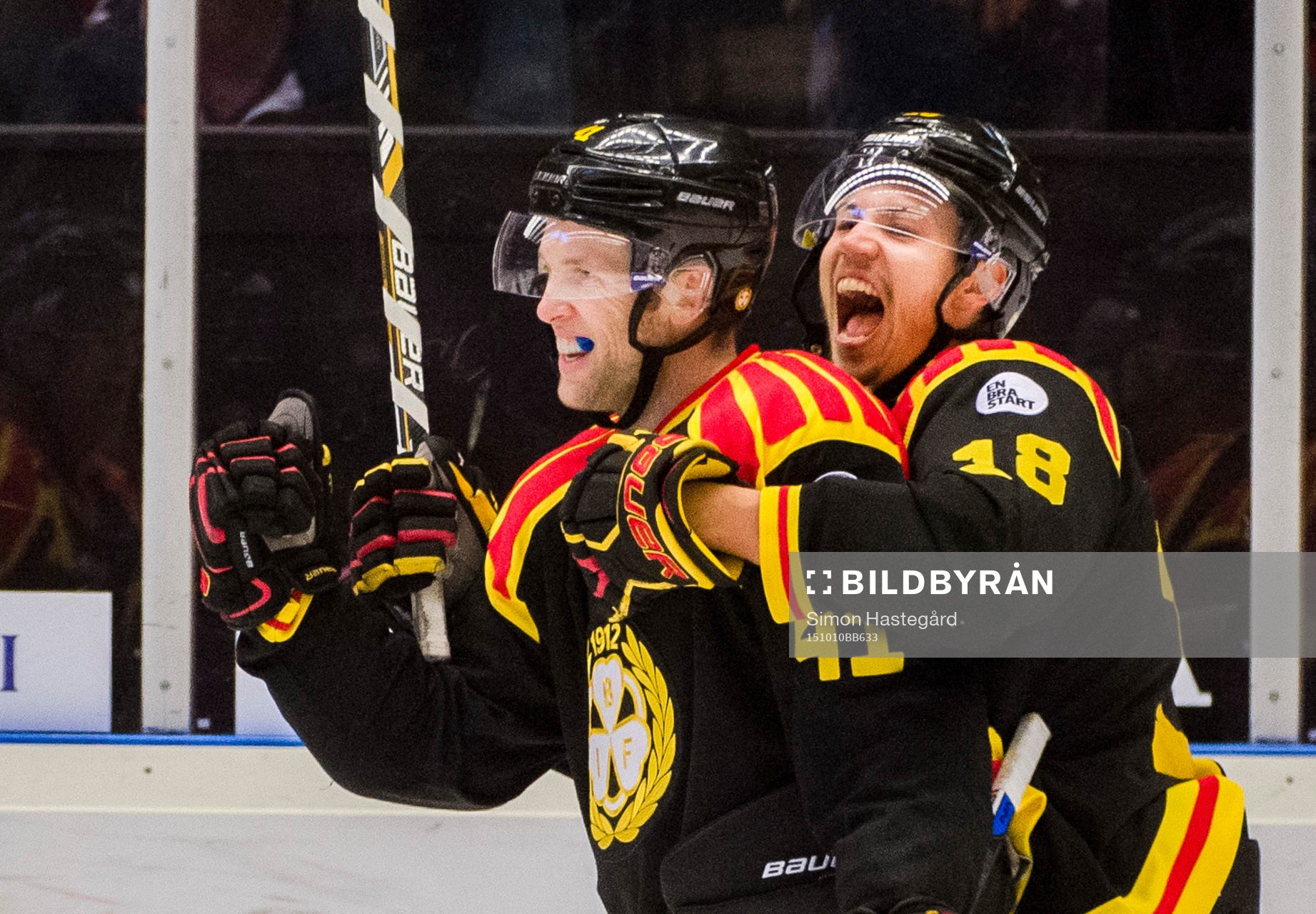 Brynäs Greg Scott och Anton Rödin jublar