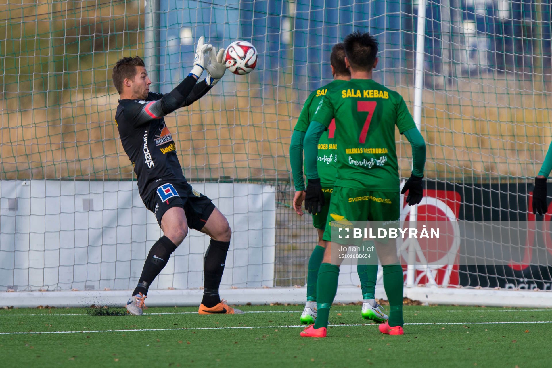 Dalkurds Frank Pettersson räddar en boll