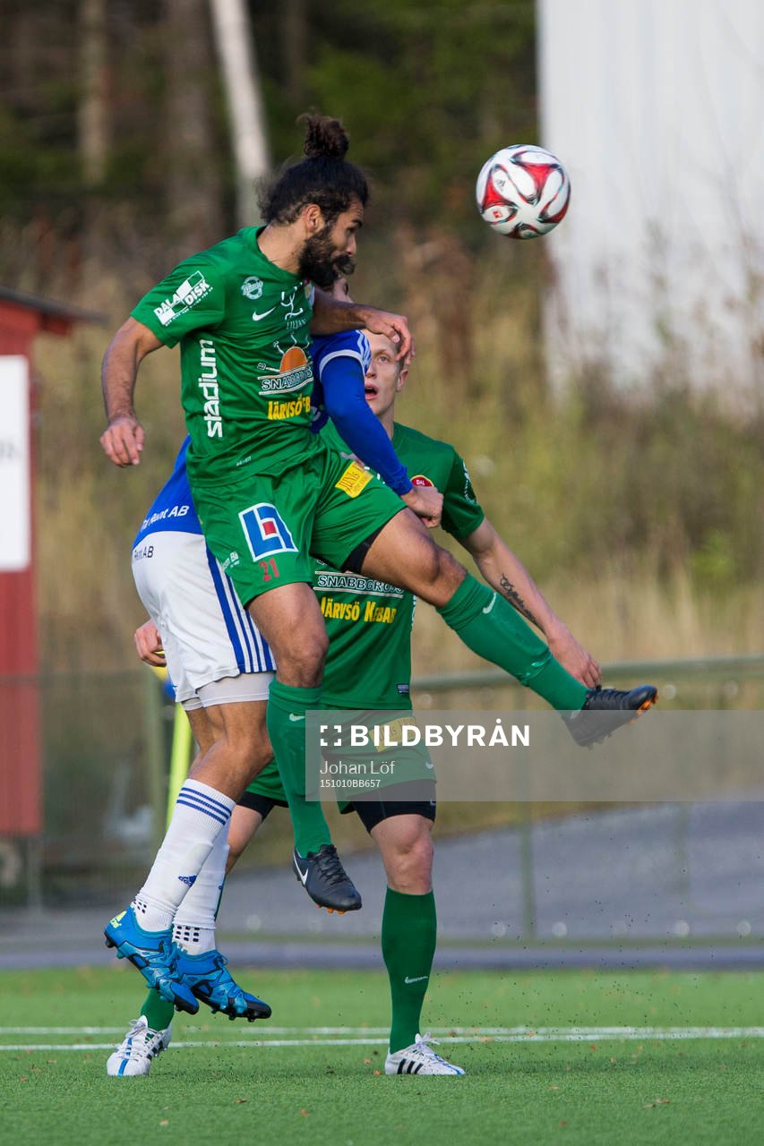 Dalkurds Peshraw Azizi i kamp om boll