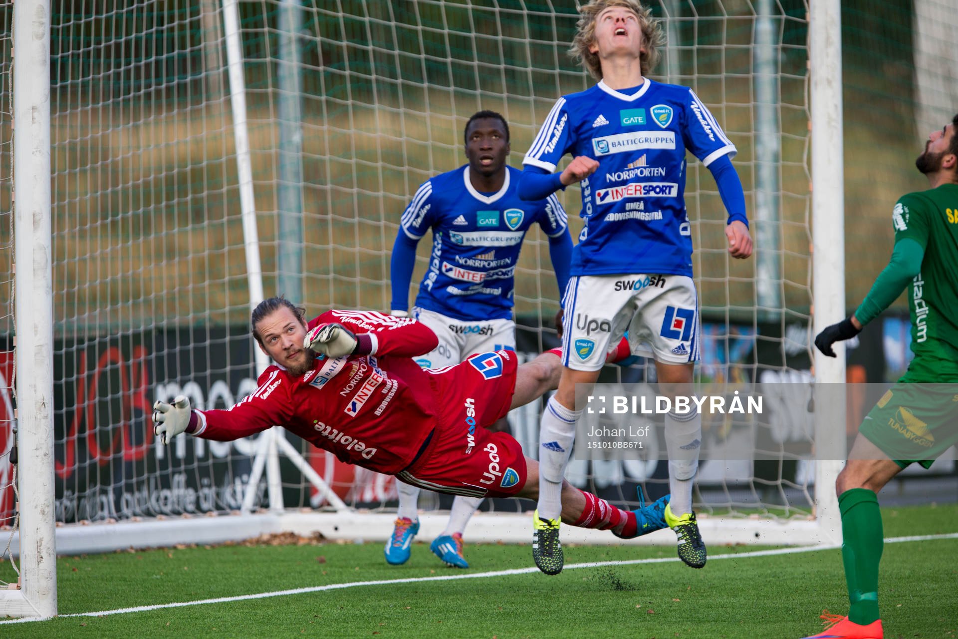 Umeås Marcus Pettersson kastar sig