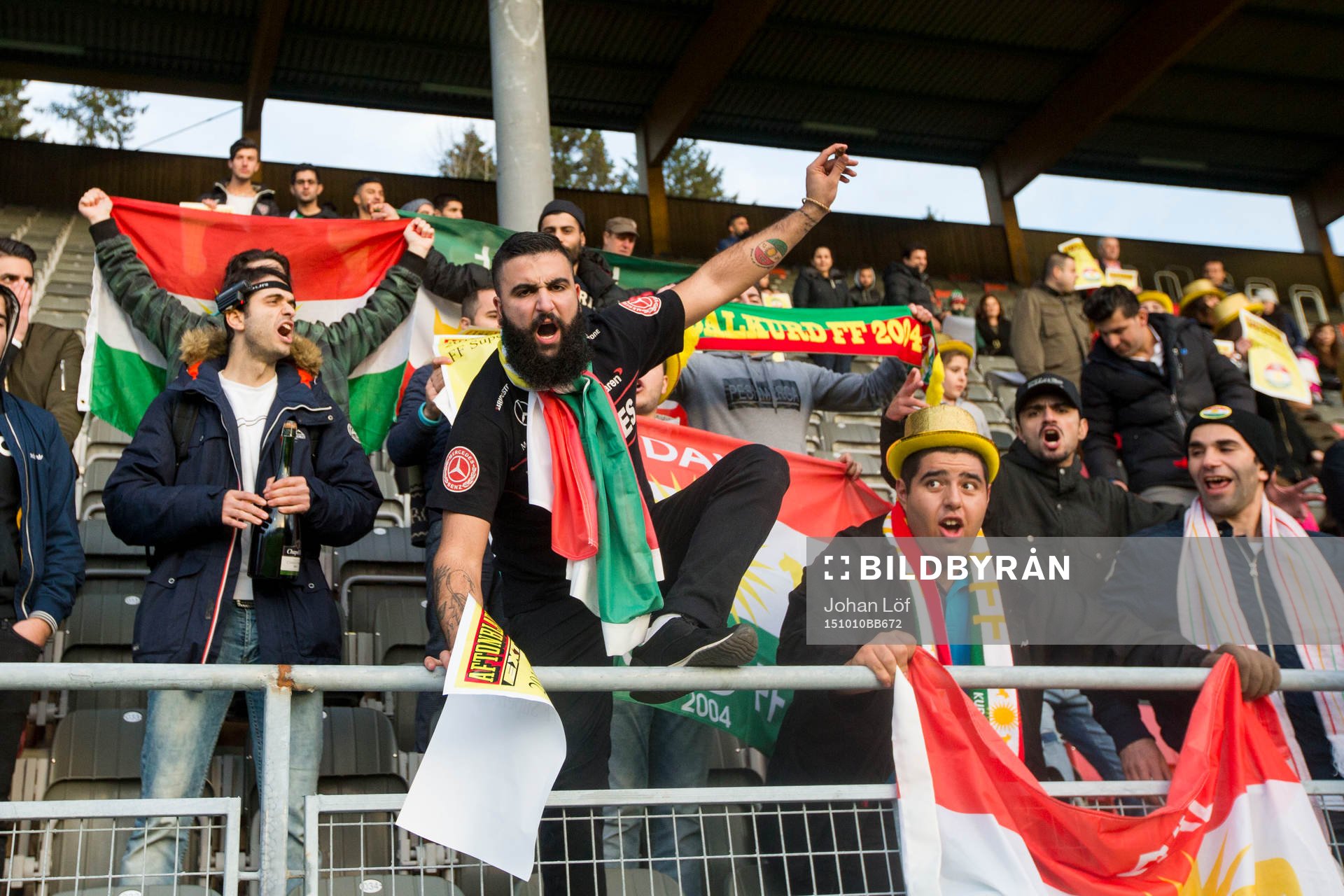 Lyckliga Dalkurds supportrar