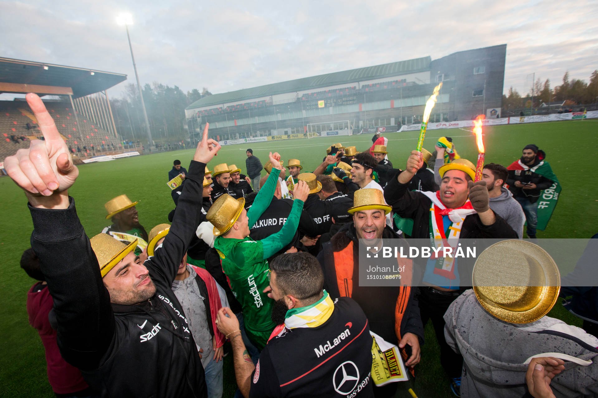 Lyckliga Dalkurds supportrar