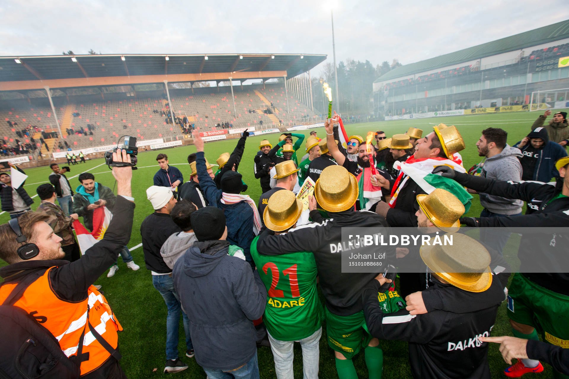 Lyckliga Dalkurds supportrar