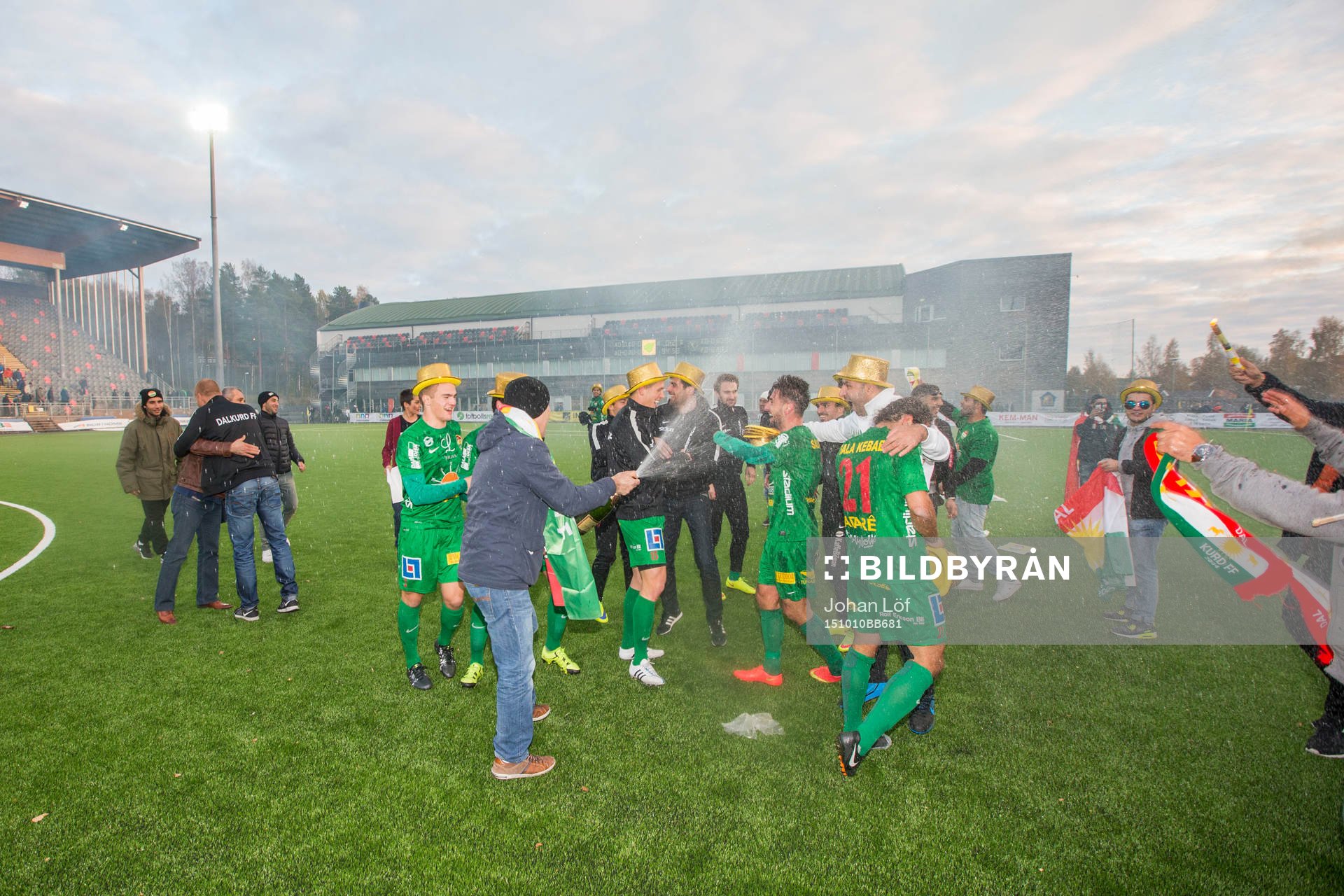 Lyckliga Dalkurds supportrar