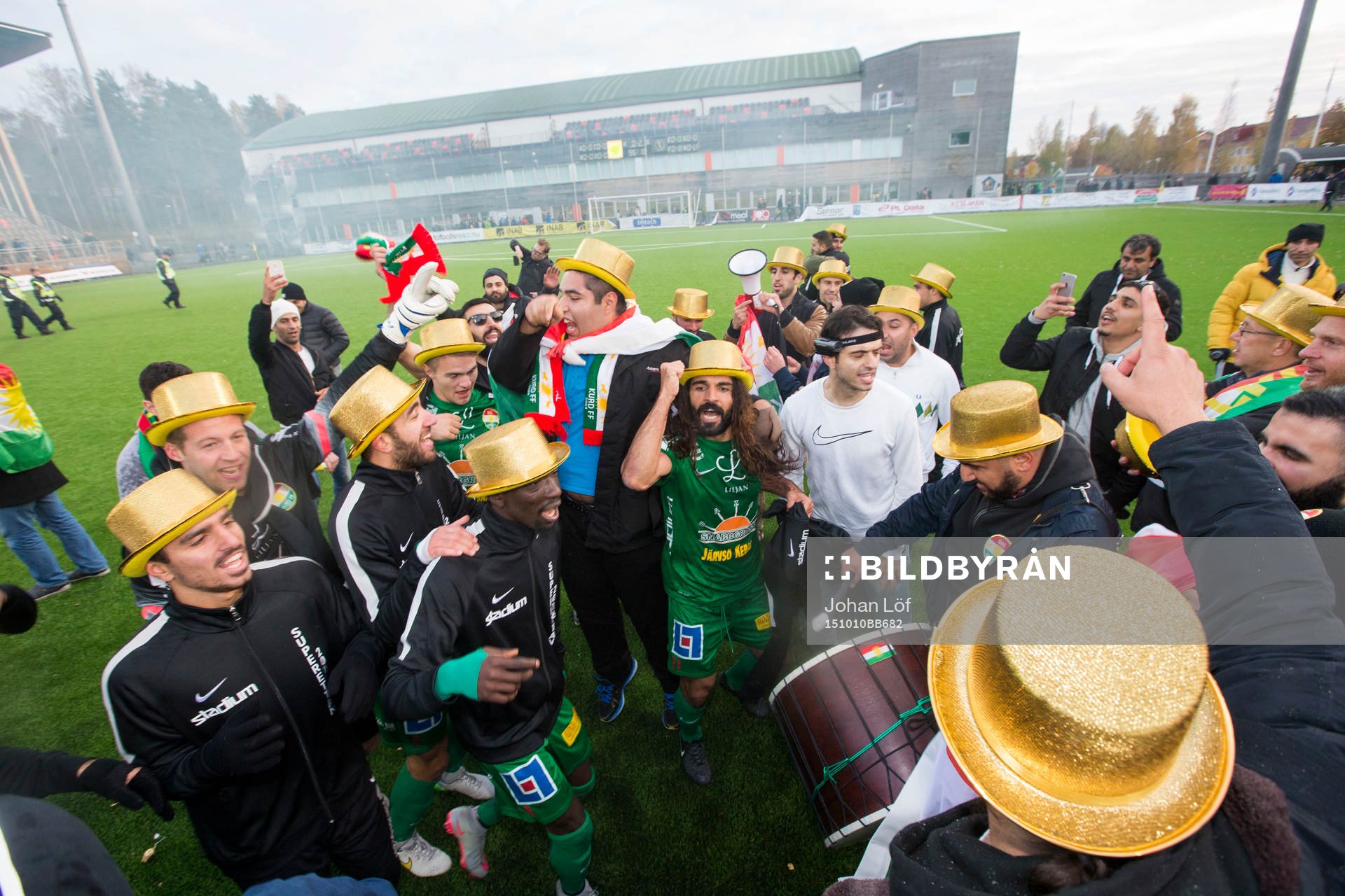 Lyckliga Dalkurds supportrar