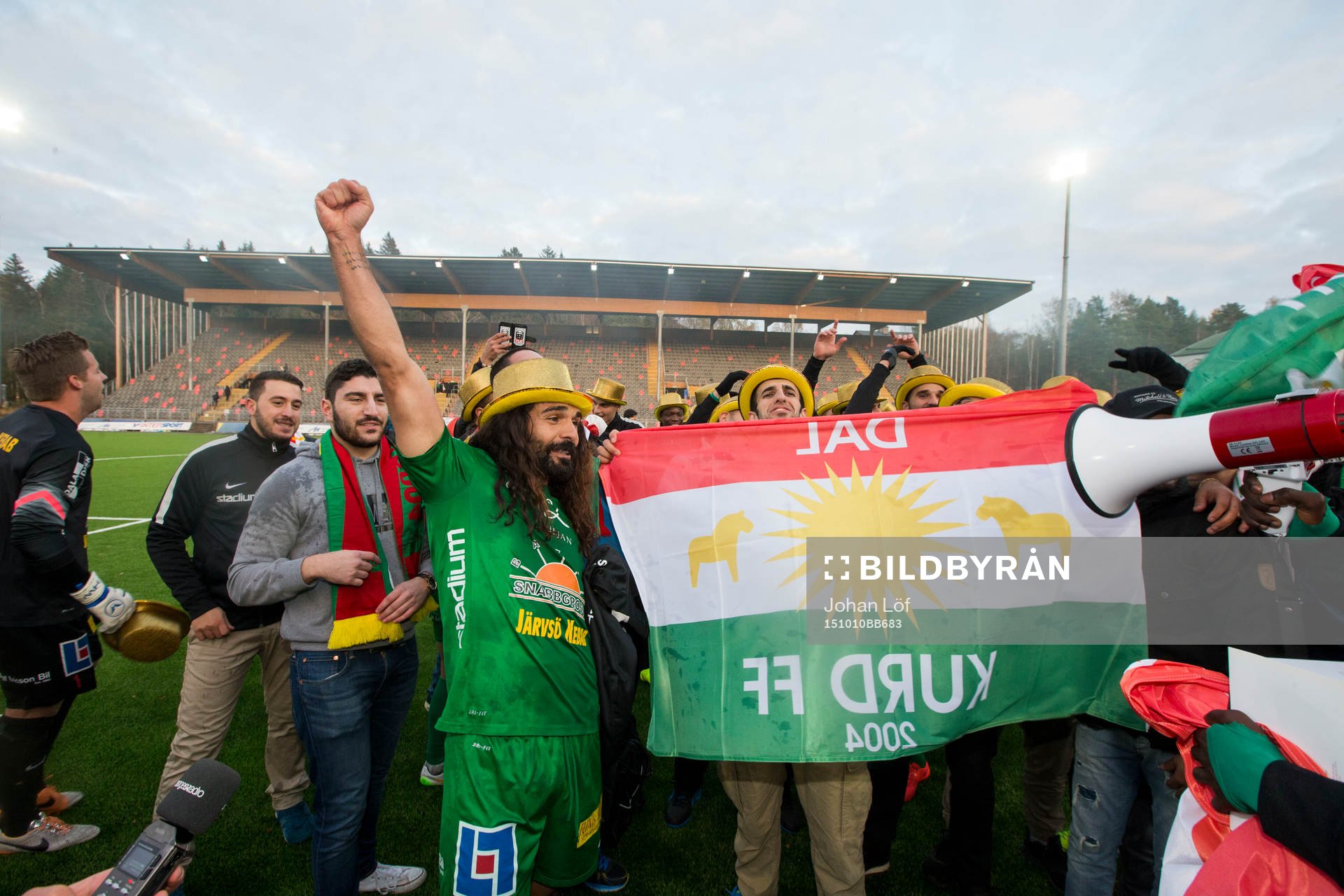Dalkurds Peshraw Azizi med supportrar jublar över vinsten