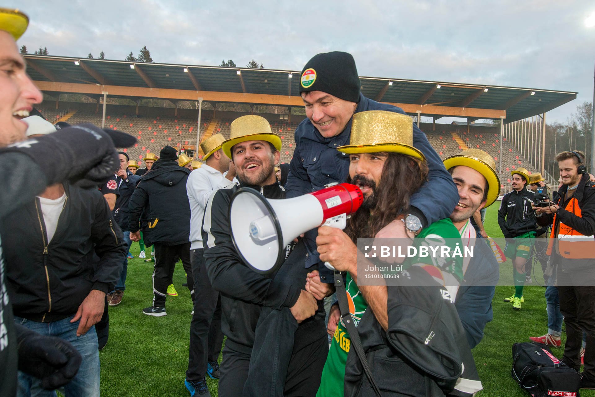 Dalkurds Peshraw Azizi med supporter jublar