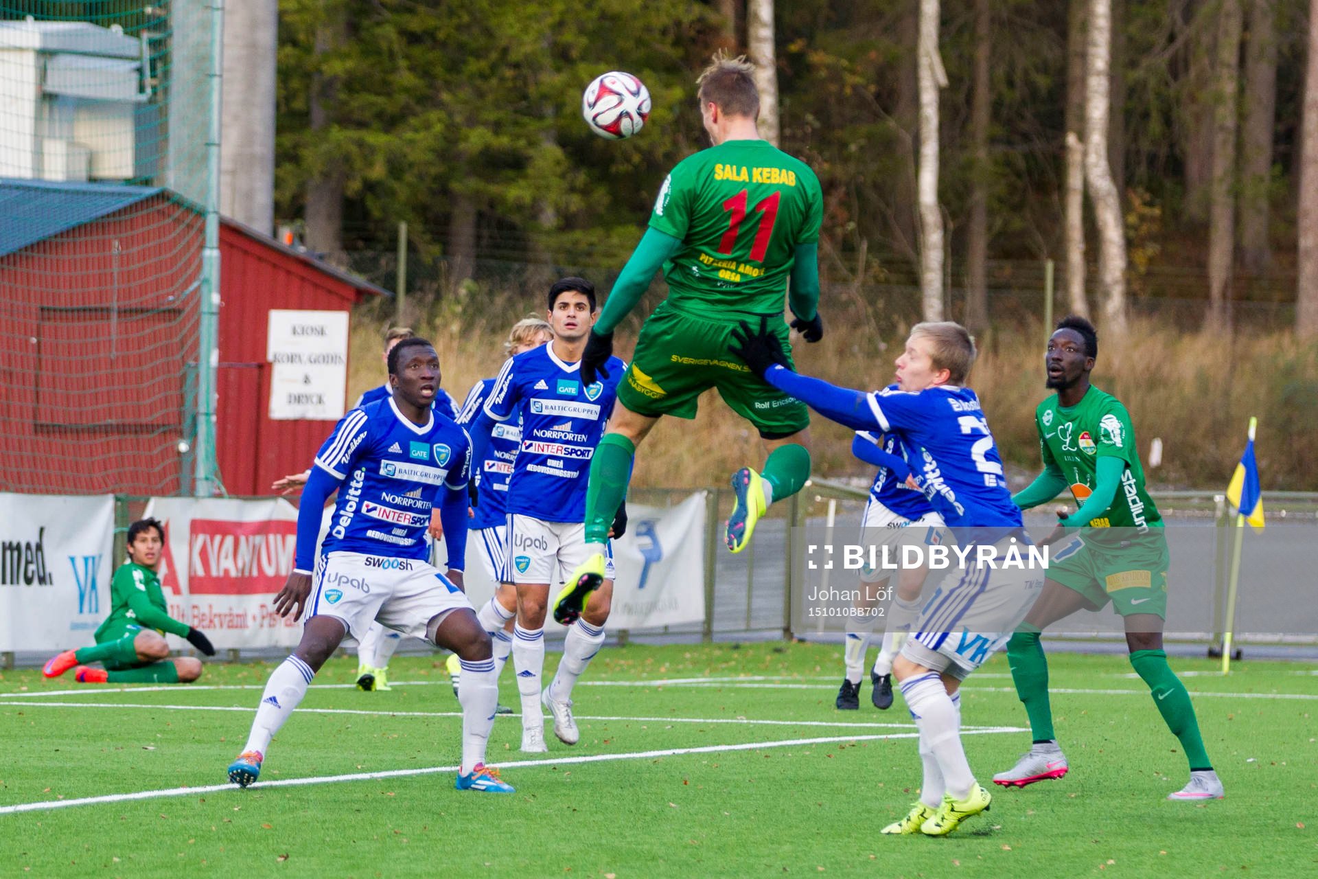 Dalkurds Erik Törnros nickar in 0-2 bollen