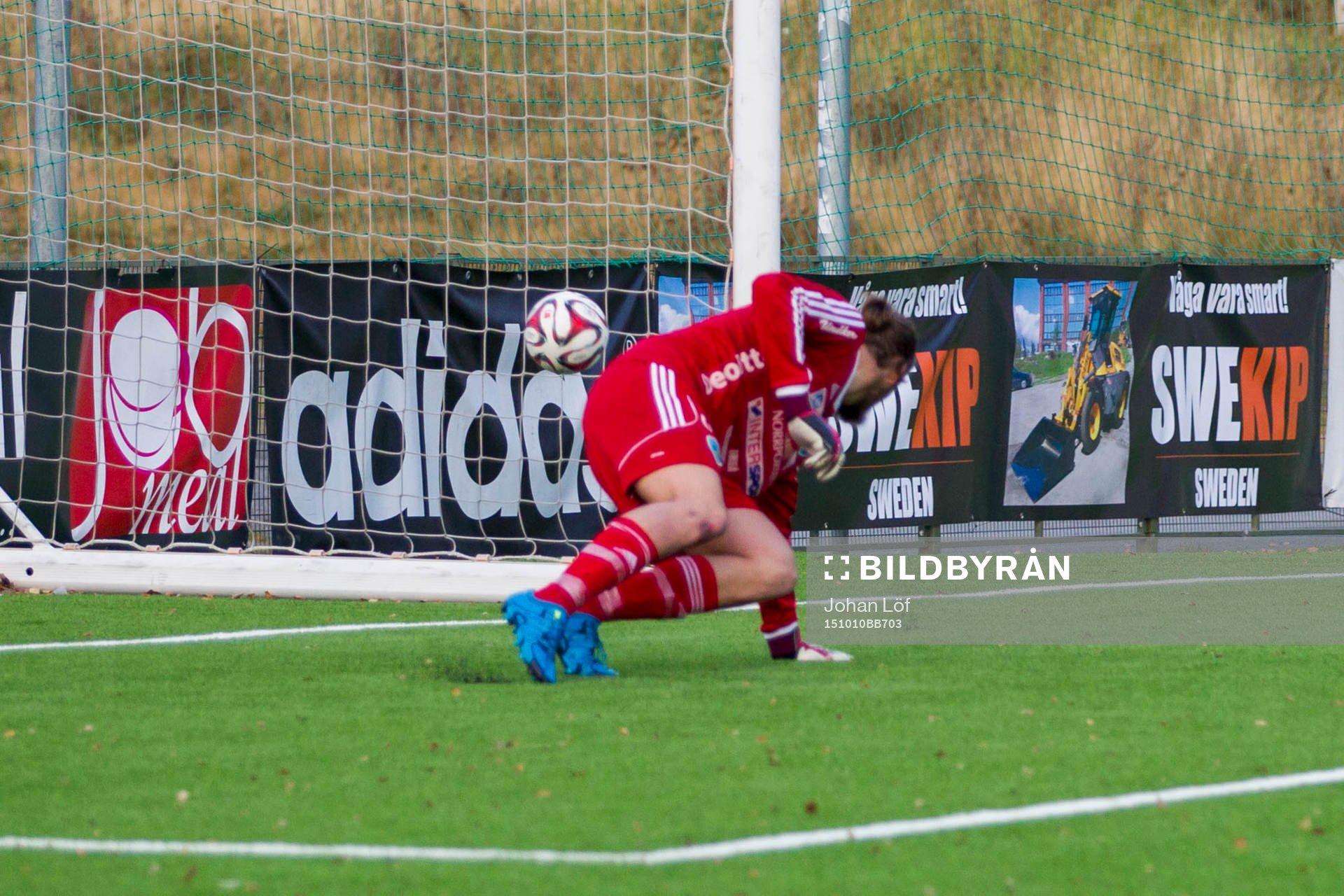 Umeås Marcus Petterssonsläpper in 0-2 bollen