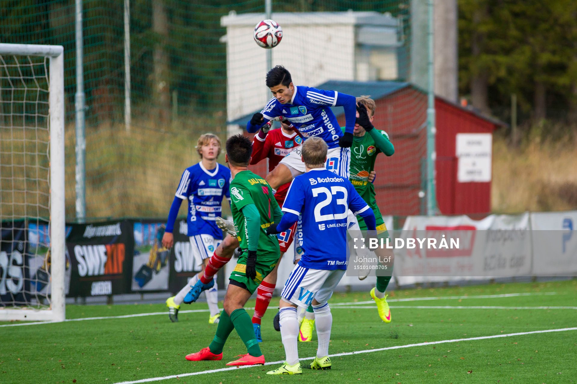 Umeås Dillan Ismail nickar ut bollen