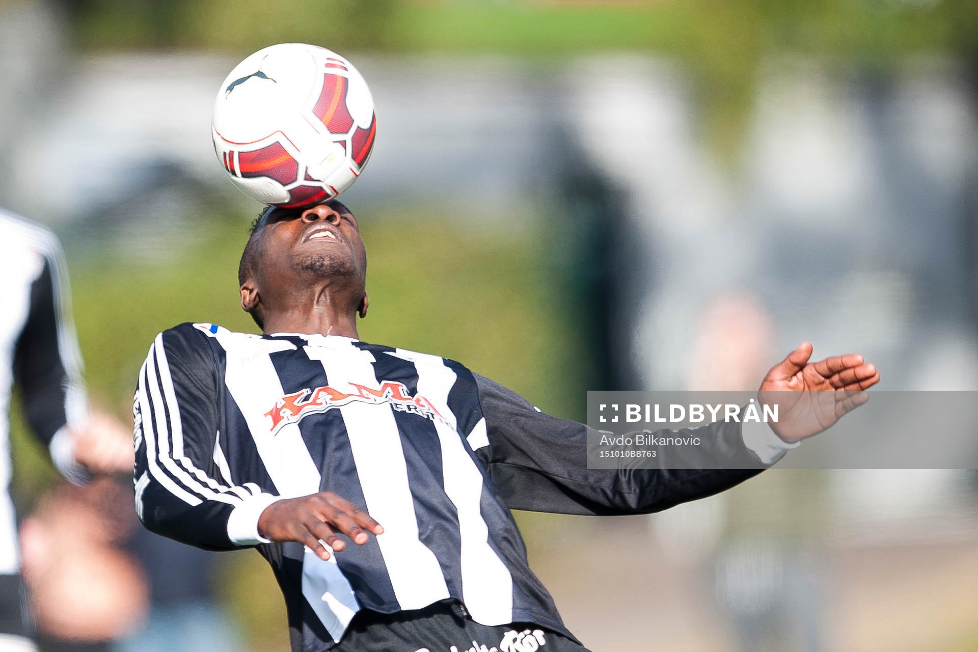 Tenhults Ebakka Alexis David under fotbollsmatchen i Div. 2 Västra Götaland mellan Högaborg BK och Tenhult IF den 10 oktober 2015 i Helsingborg