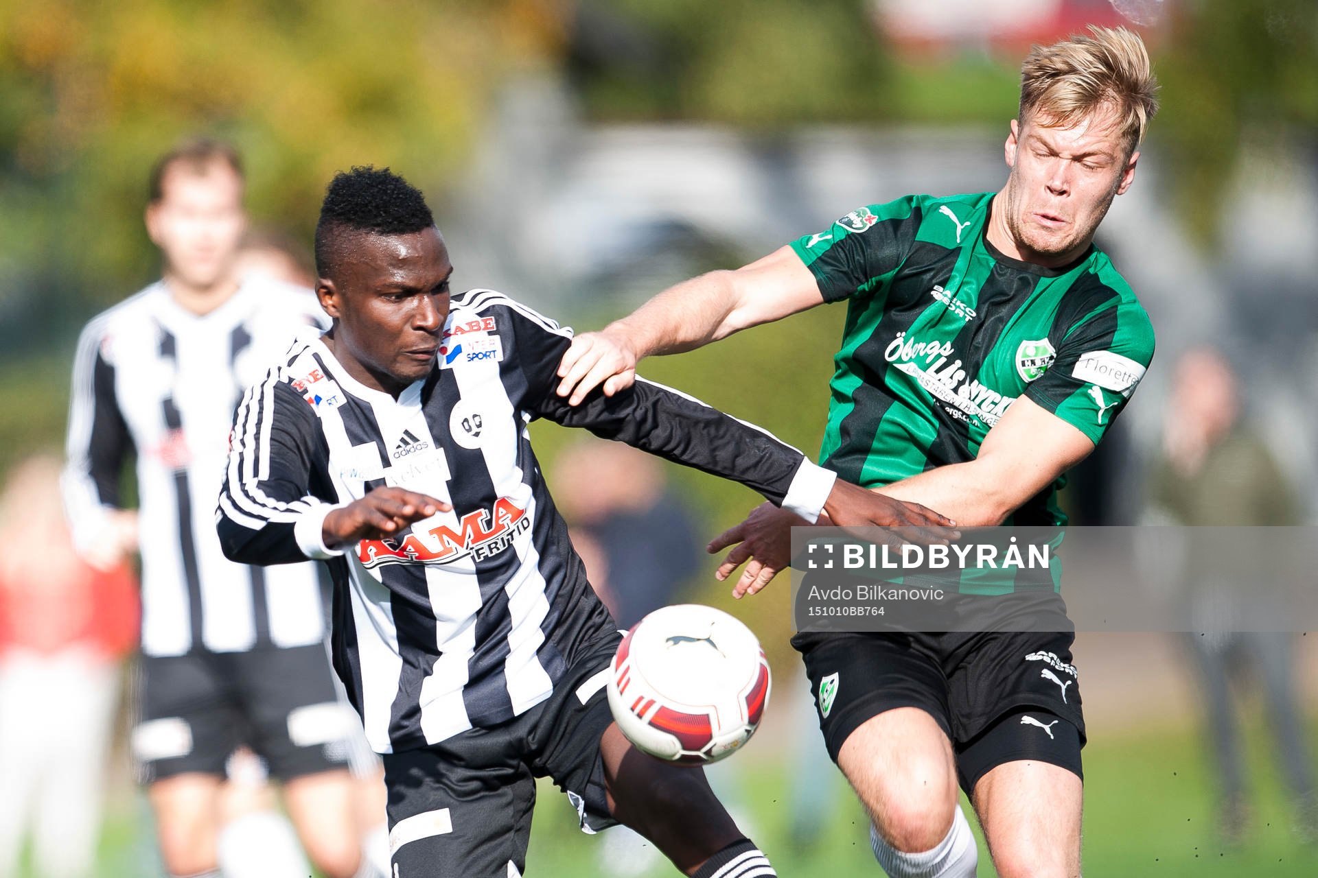 Tenhults Ebakka Alexis David och Högaborgs Oscsr Andersson under fotbollsmatchen i Div. 2 Västra Götaland mellan Högaborg BK och Tenhult IF den 10 oktober 2015 i Helsingborg