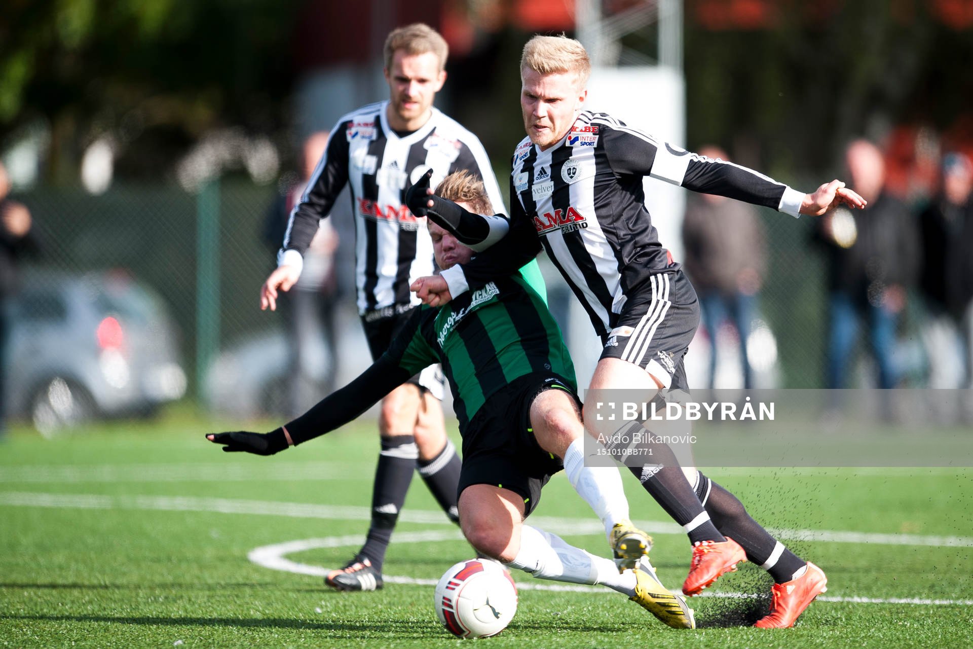 Högaborgs Jesper Larsson glidtacklar Tehnults Adam