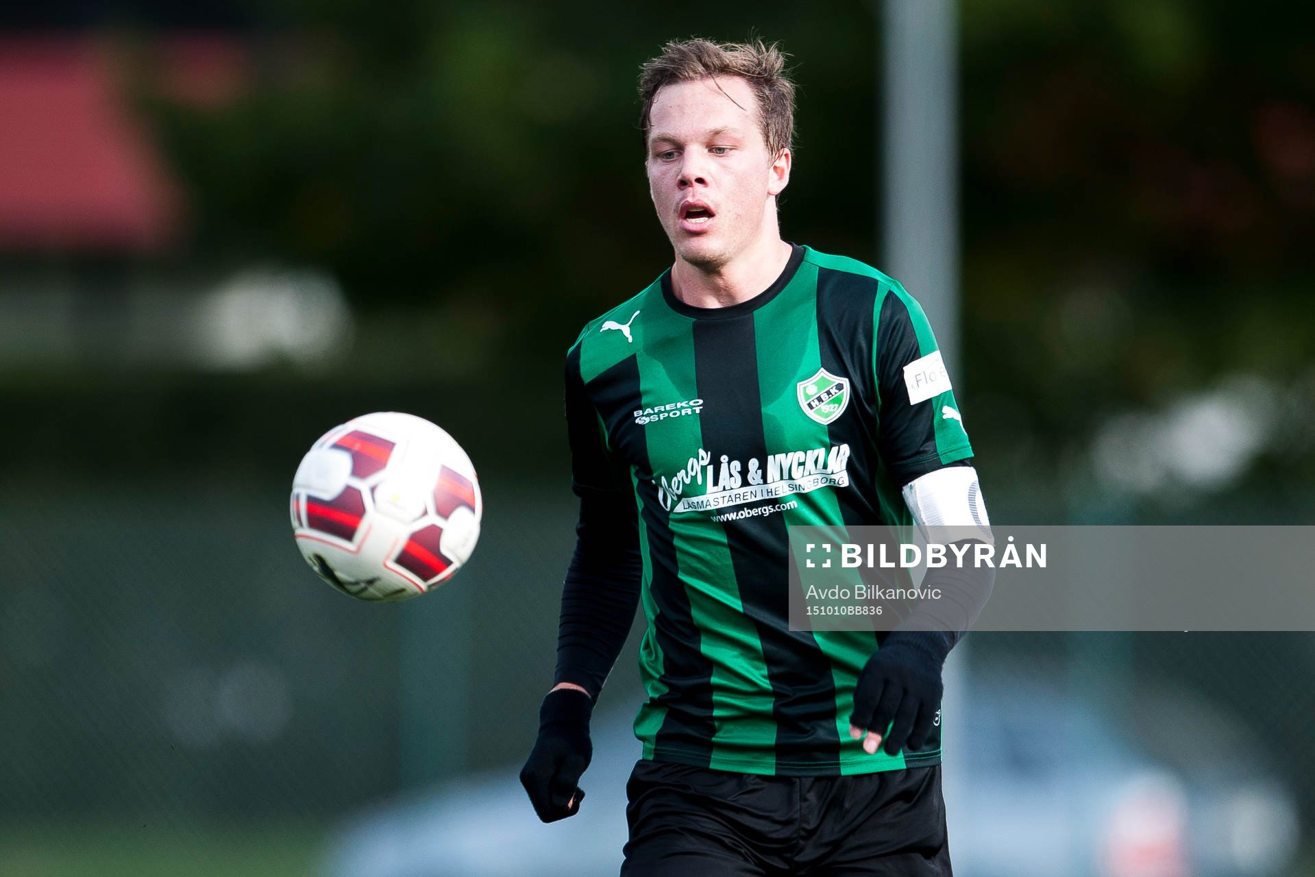 Högaborgs Jesper Larsson under fotbollsmatchen i Div. 2 Västra Götaland mellan Högaborg BK och Tenhult IF den 10 oktober 2015 i Helsingborg