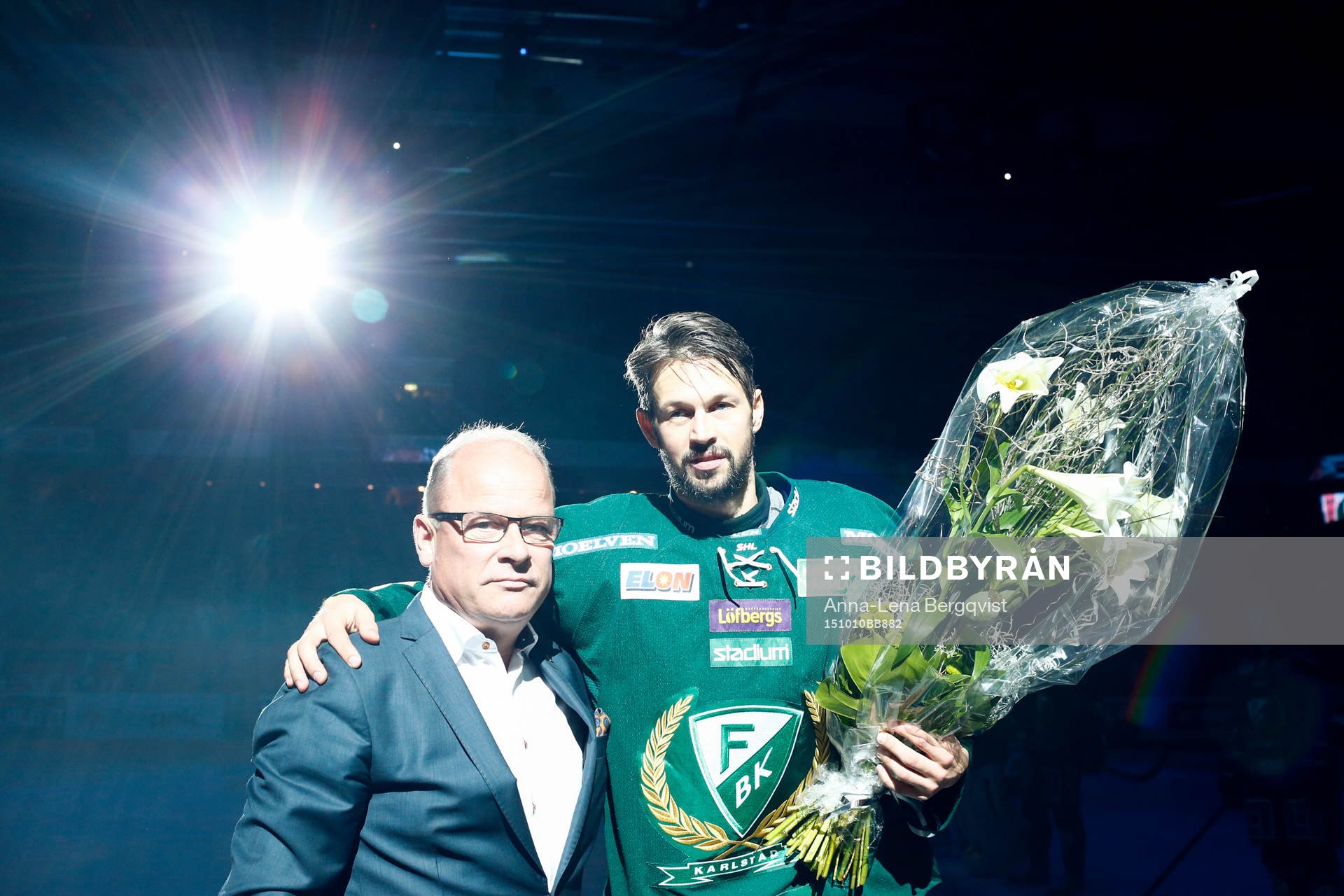 Färjestads ordförande Sture Emanuelsson delar ut pris