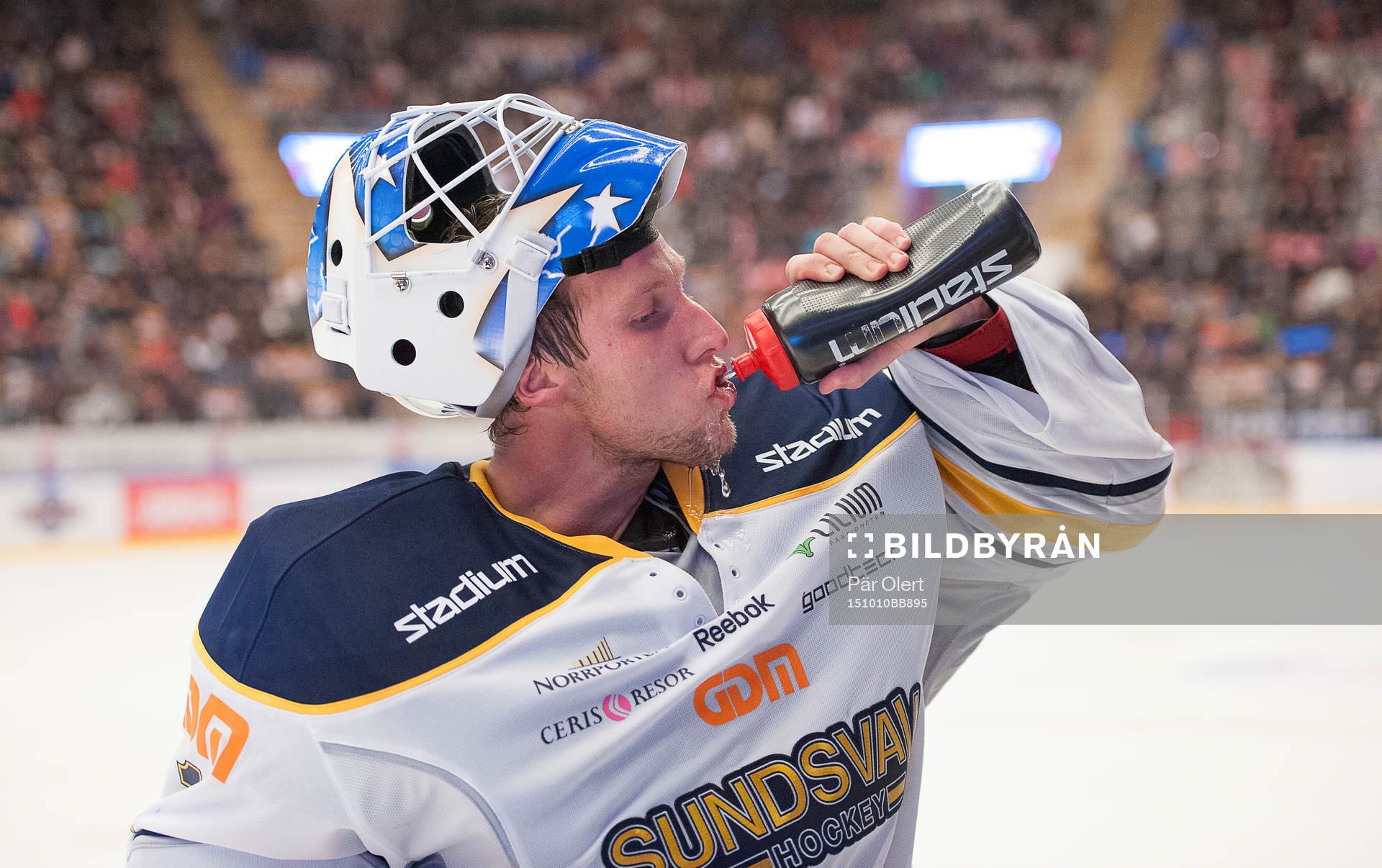 Sundsvalls målvakt Magnus Åkerlund dricker