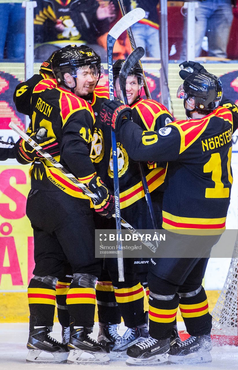 Brynäs Anton Rödin och Greg Scott jublar