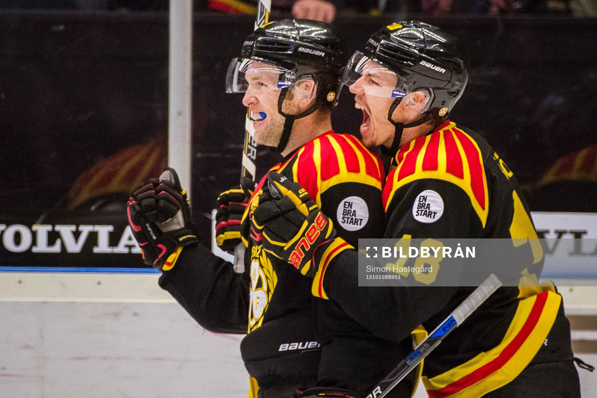 Brynäs Greg Scott och Anton Rödin jublar