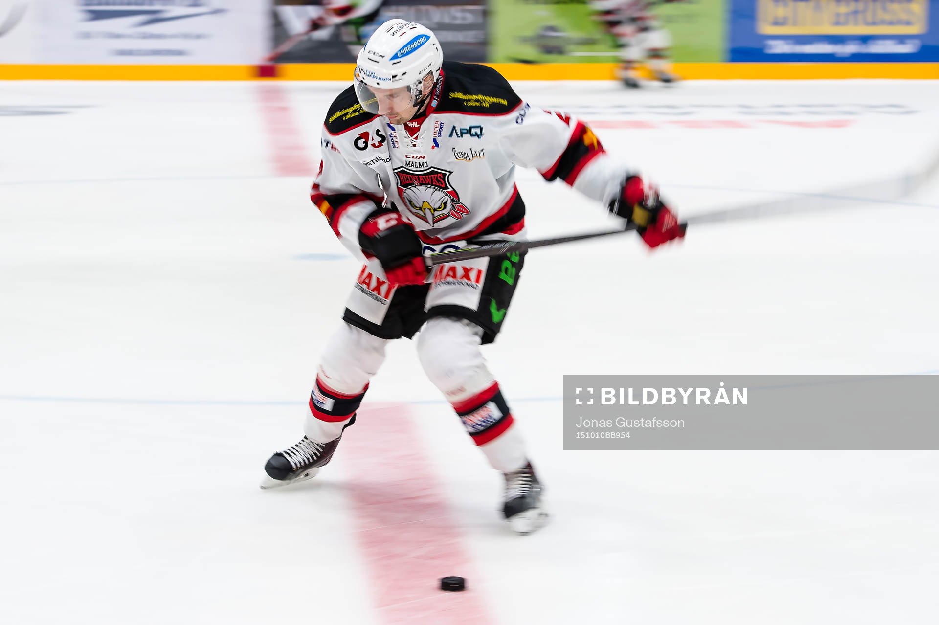 Malmö Redhawks Erik Andersson skjuter ett skott