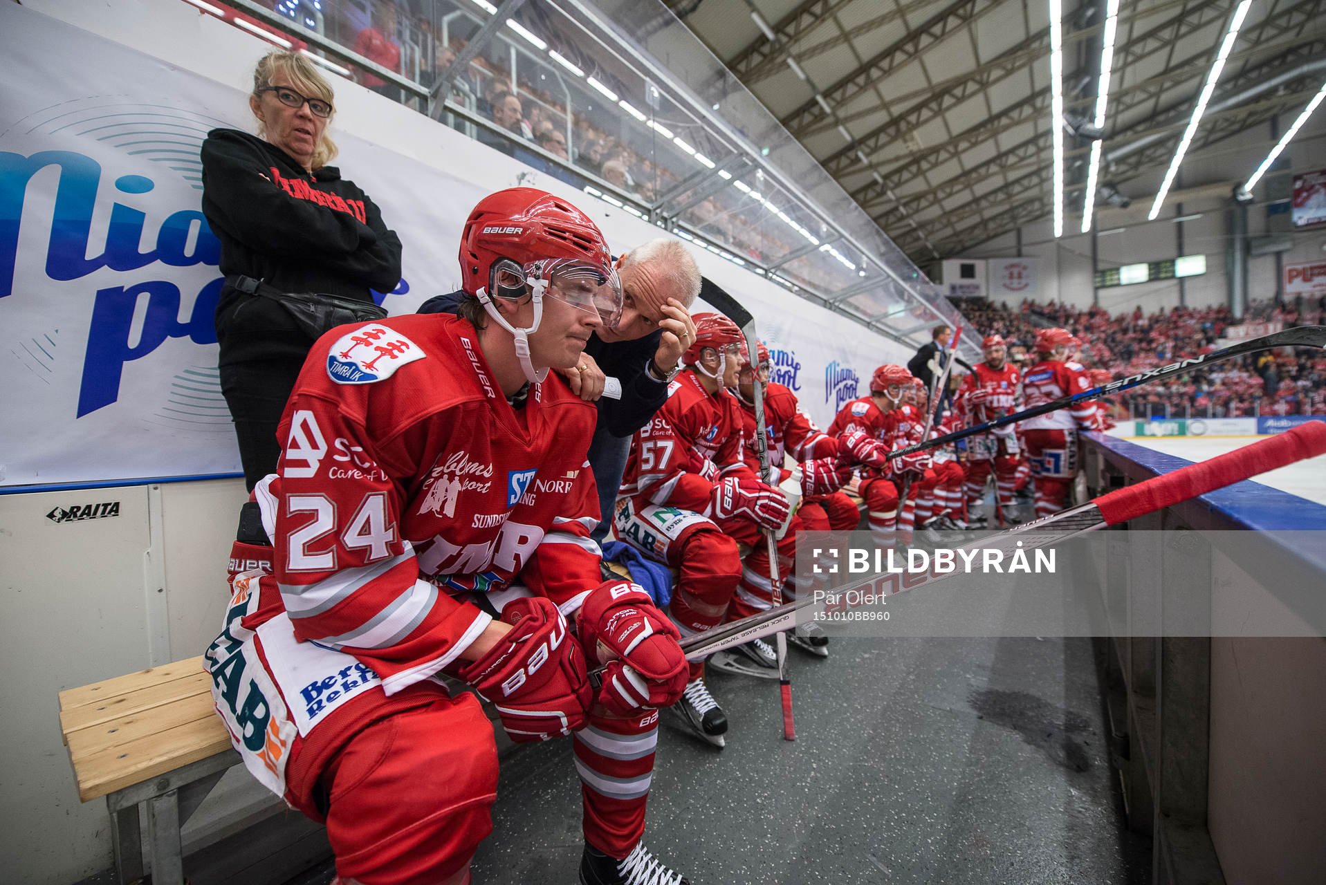 Timrå tränare Roger Forsberg diskuterar med Andreas