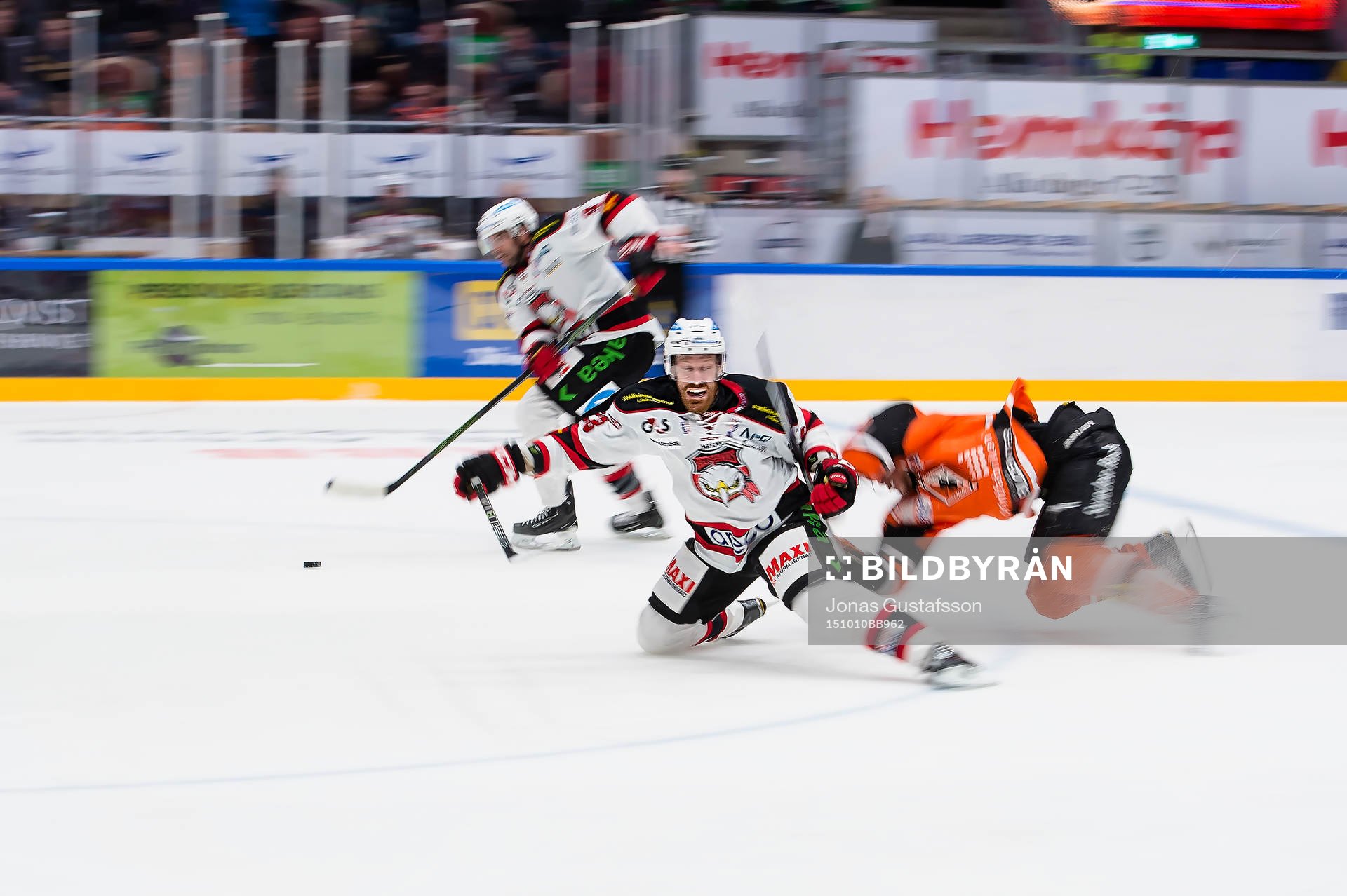 Malmö Redhawks Kent McDonell och Jens Olsson åker i från