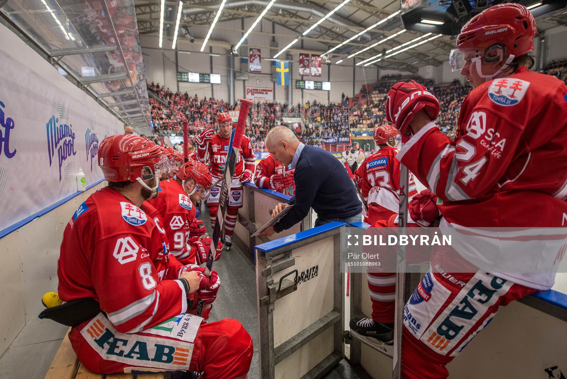 Timrå tränare Roger Forsberg ger sin spelare instruktionen