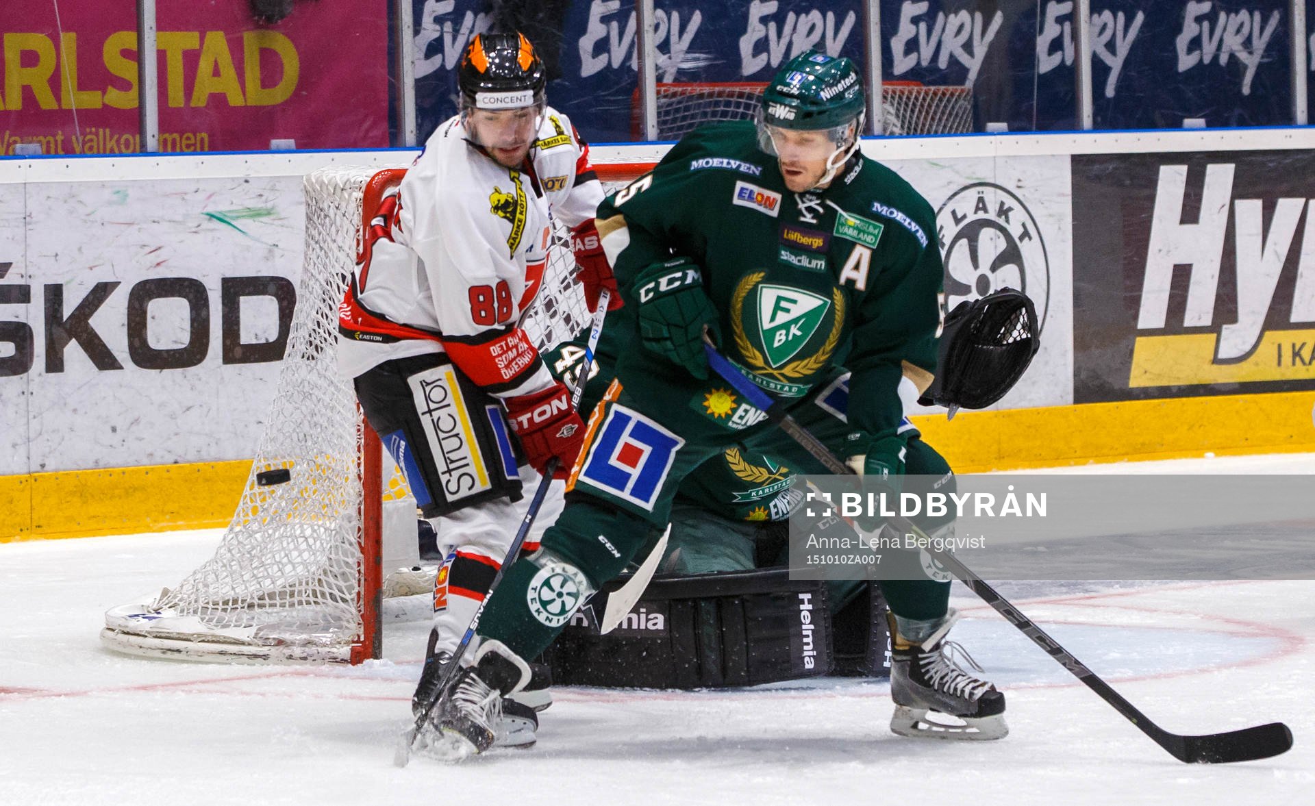 Örebros Jakub Petruzalek  och Färjestads Ole-Kristian