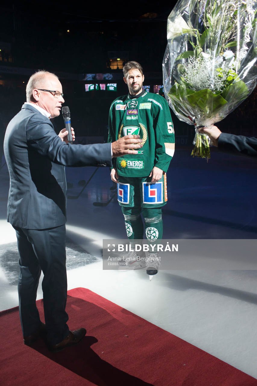 Färjestads ordförande Sture Emanuelsson uppvaktar