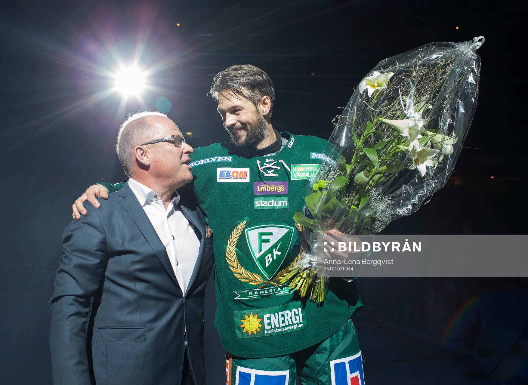 Färjestads ordförande Sture Emanuelsson uppvaktar
