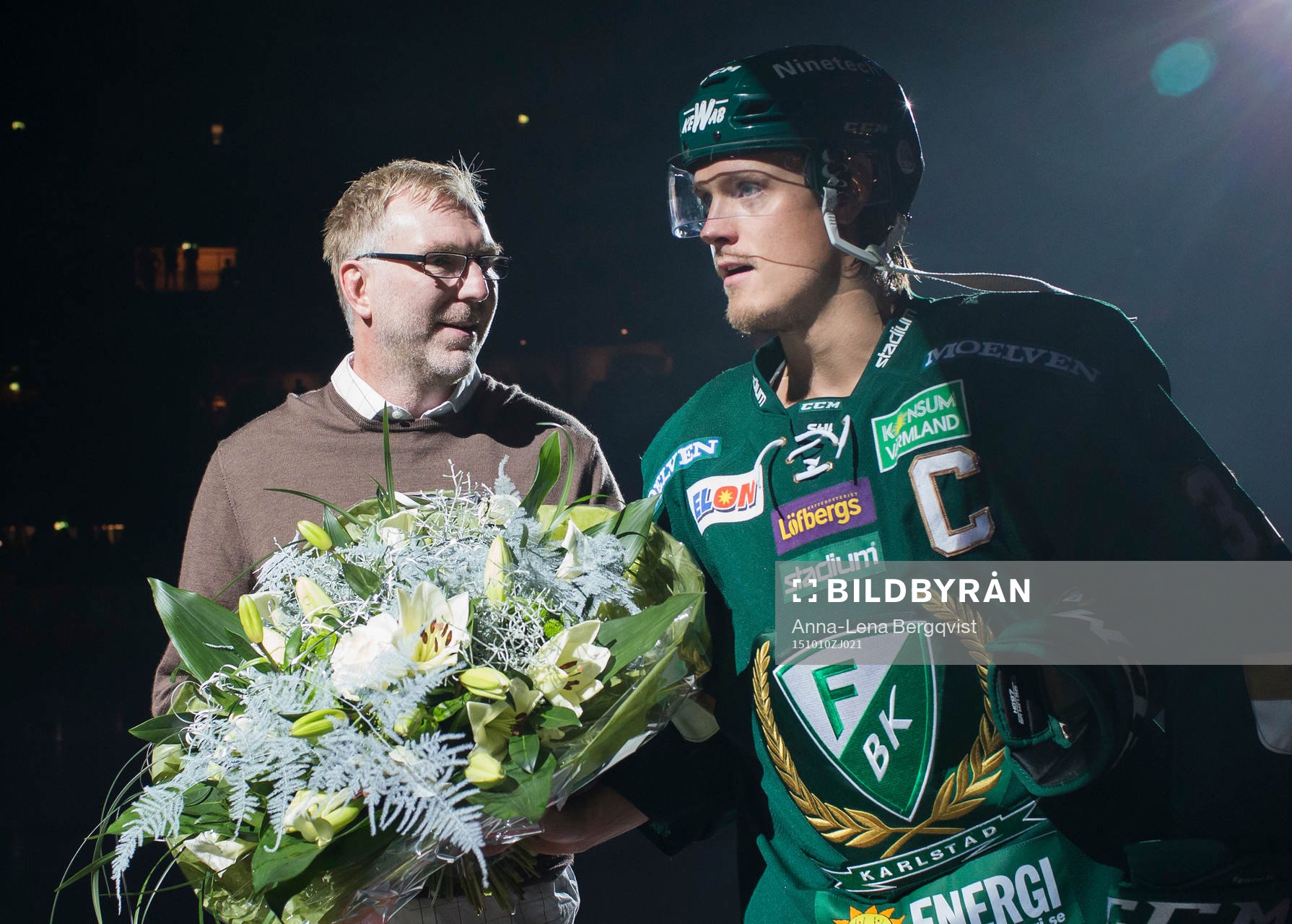 Förra Färjestadspelaren Peter Nordström uppvaktas av