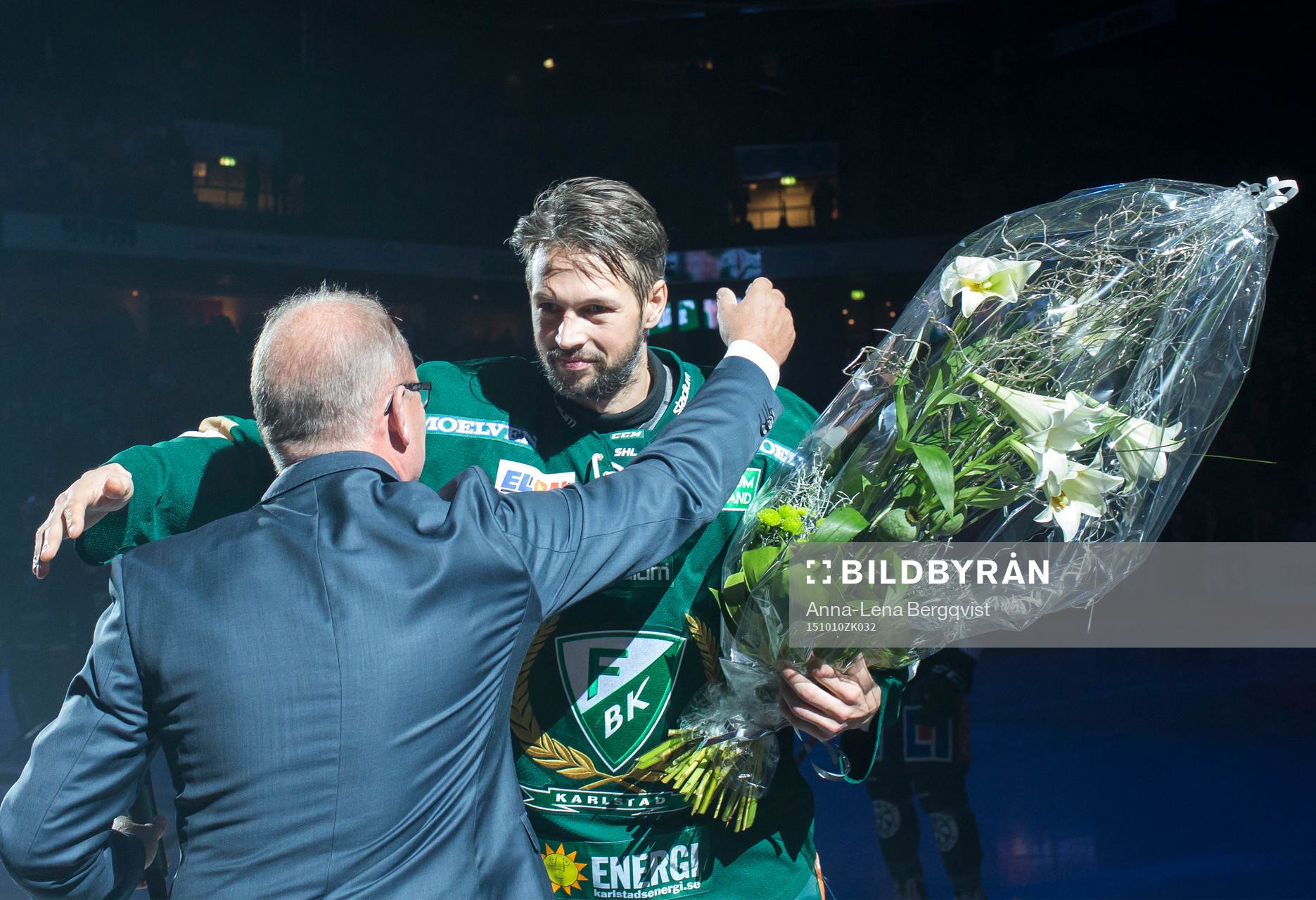 Färjestads ordförande Sture Emanuelsson uppvaktar