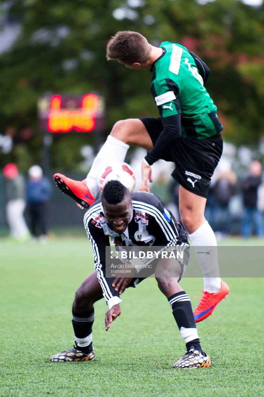 Tenhults Ebakka Alexis David och Högaborgs Filip Saganovski under fotbollsmatchen i Div. 2 Västra Götaland mellan Högaborg BK och Tenhult IF den 10 oktober 2015 i Helsingborg