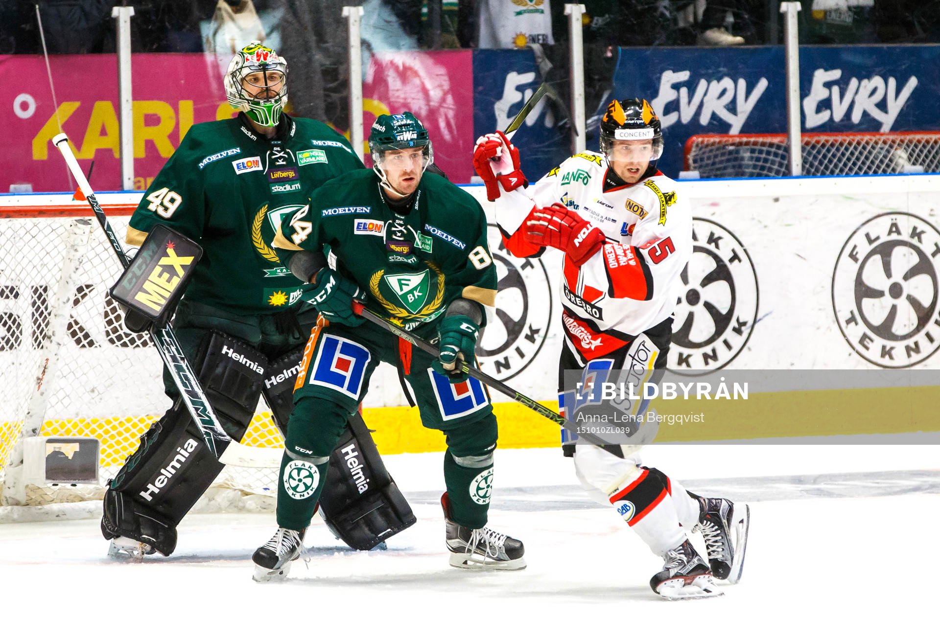 Färjestads Tomas Skogs och Örebros Kalle Olsson framför